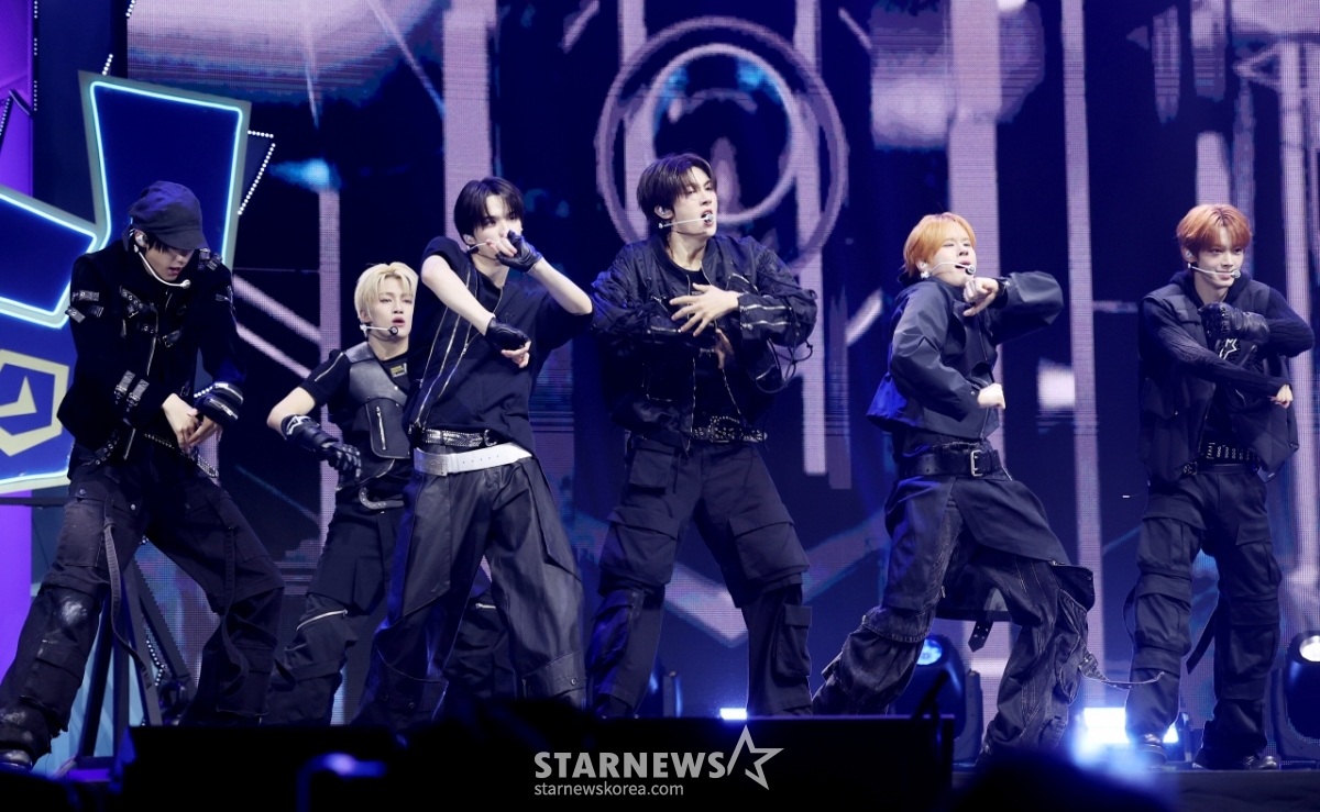 투어스, 힙합으로 확 다른 분위기[★포토]