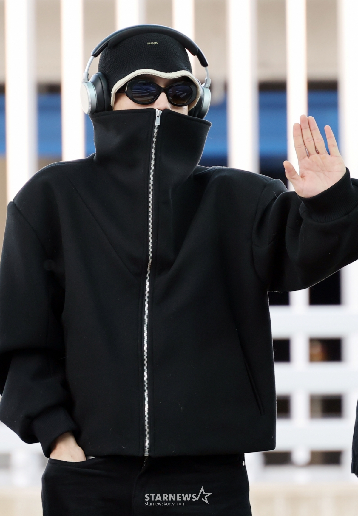 제로베이스원 김지웅 '귀여운 손인사' [★포토]