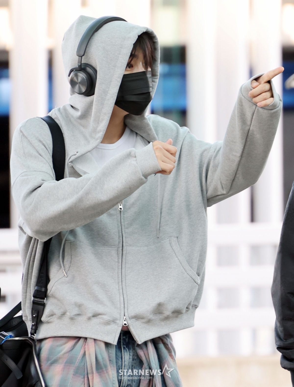 제로베이스원 박건욱 '반가운 인사'[★포토]