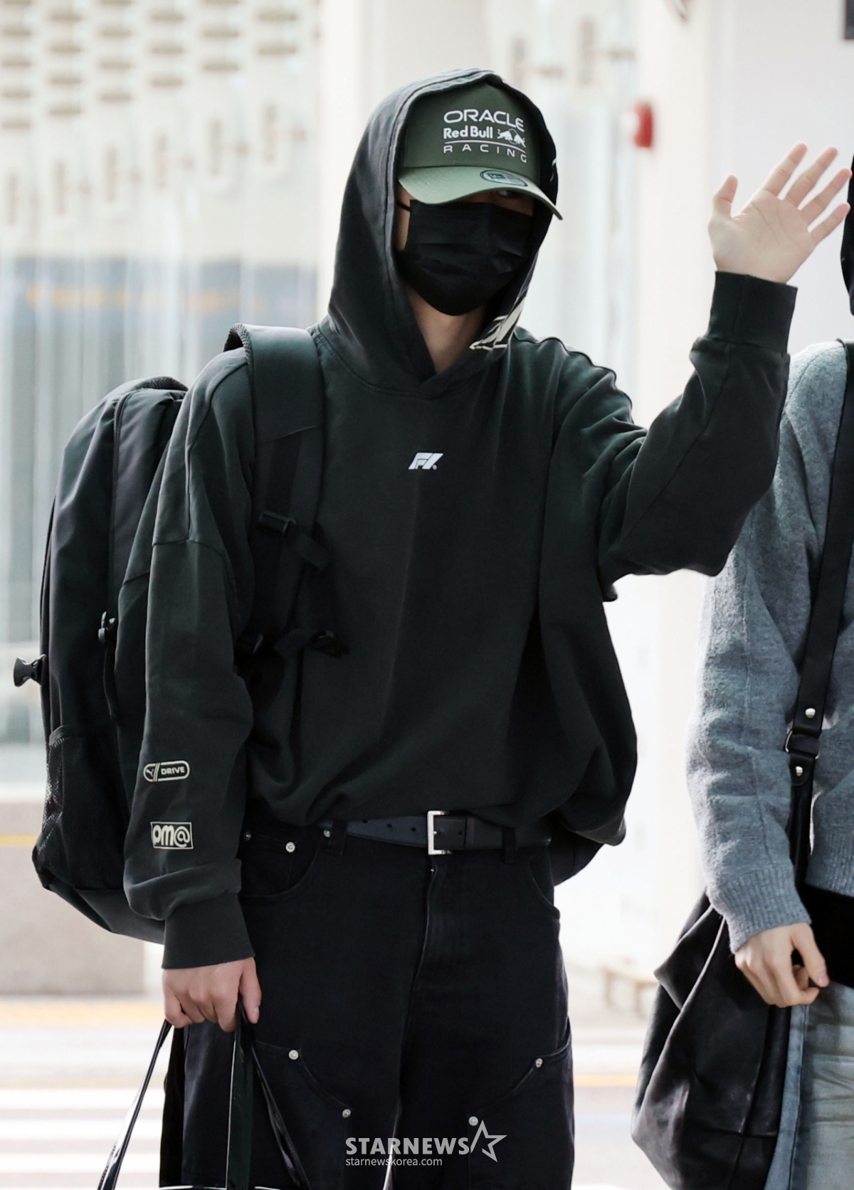 엔하이픈 제이 '큰 가방과 함께'[★포토]