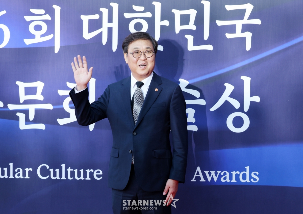 포즈취하는 문화체육관광부 최휘영 장관[★포토]