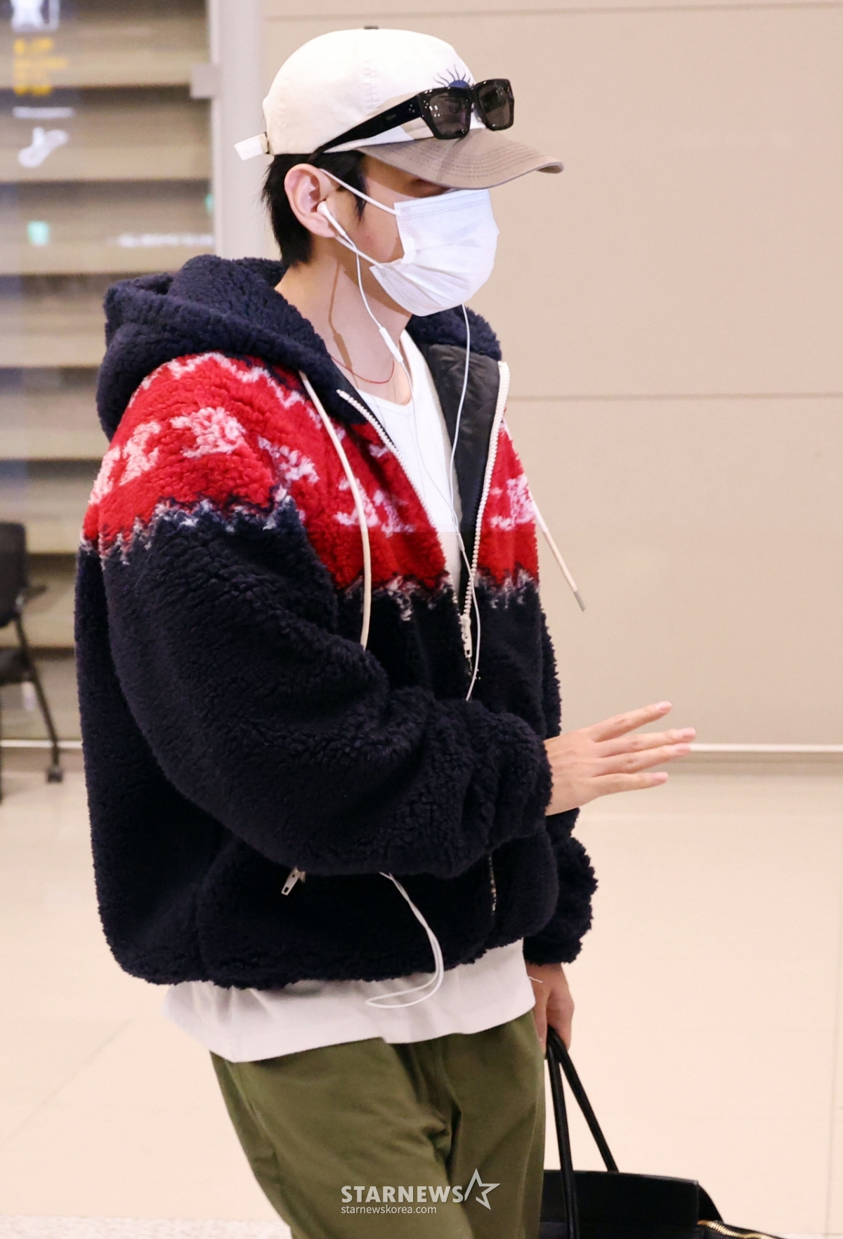 BTS 뷔 '설레는 손인사'[★포토]