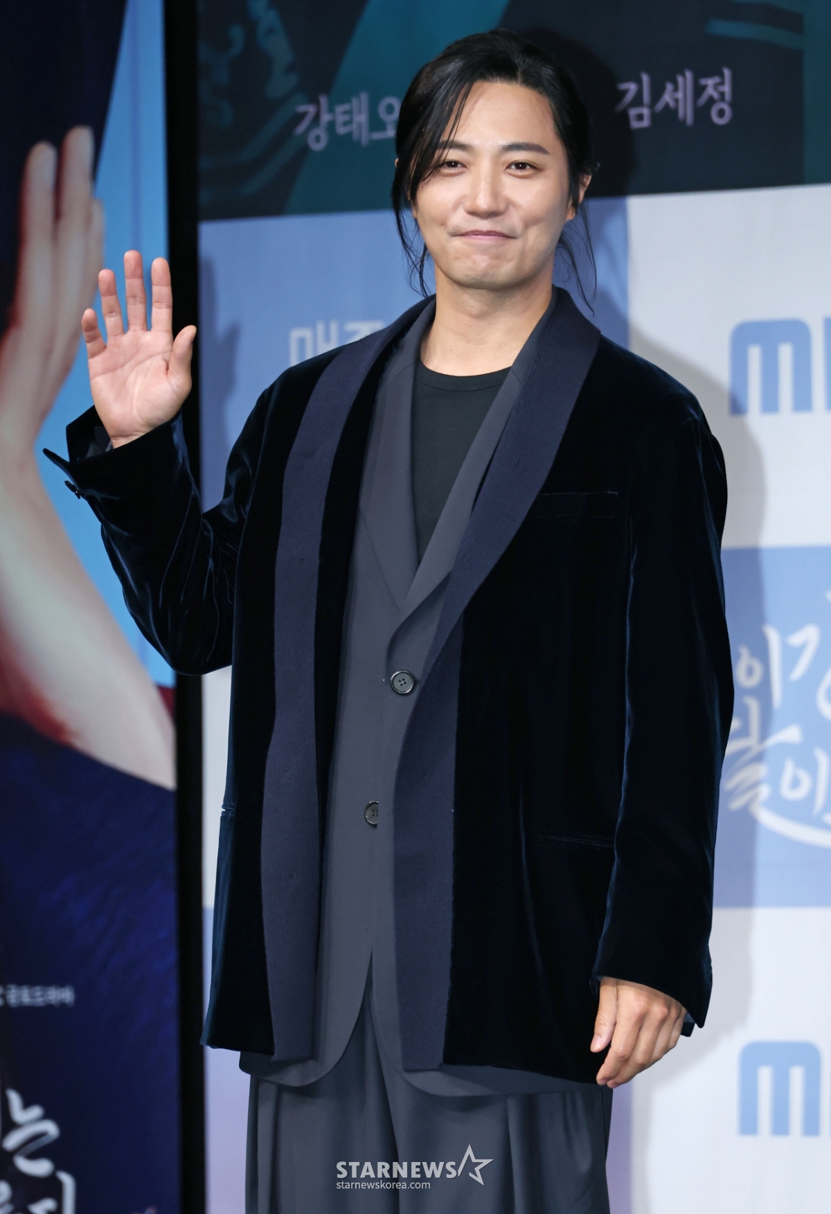 진구 '여유로운 손인사'[★포토]