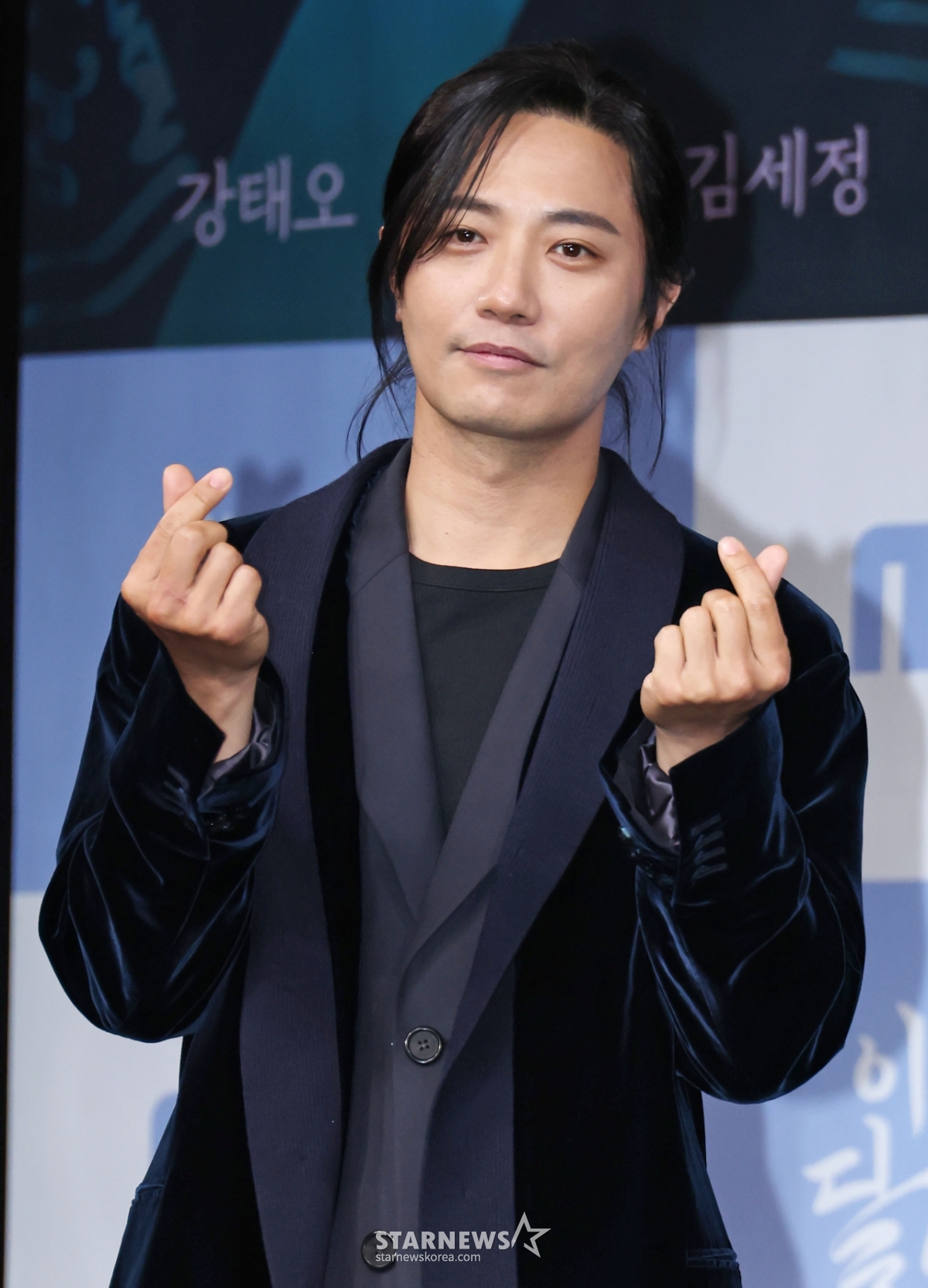 진구 '카리스마 넘치는 손하트'[★포토]