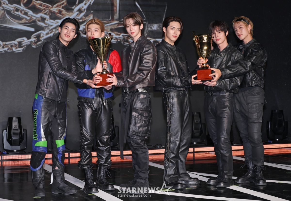 82메이저 '트로피 들고 컴백!'[★포토]