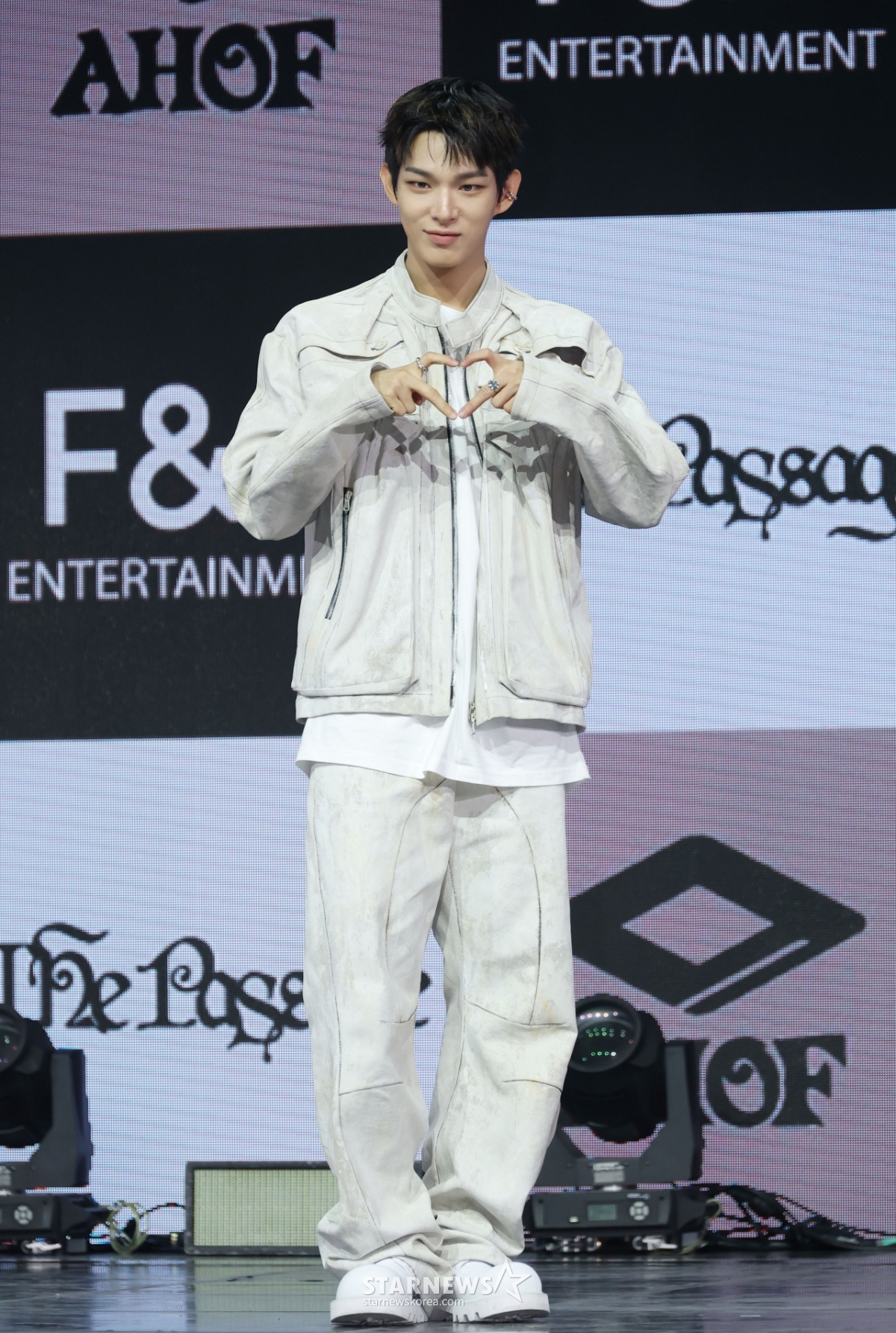 아홉 스티븐 '카리스마 넘치는 손하트'[★포토]