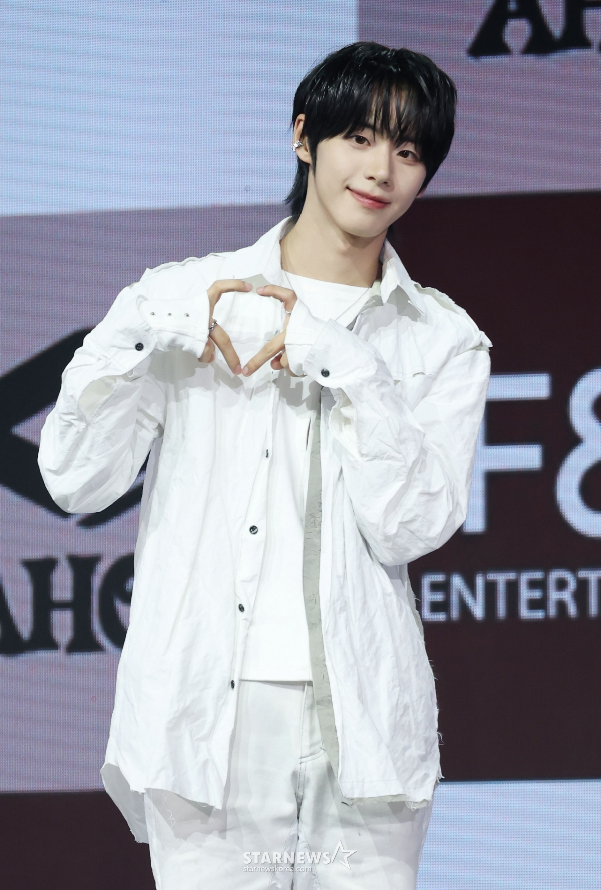 아홉 서정우 '사랑스런 손하트'[★포토]