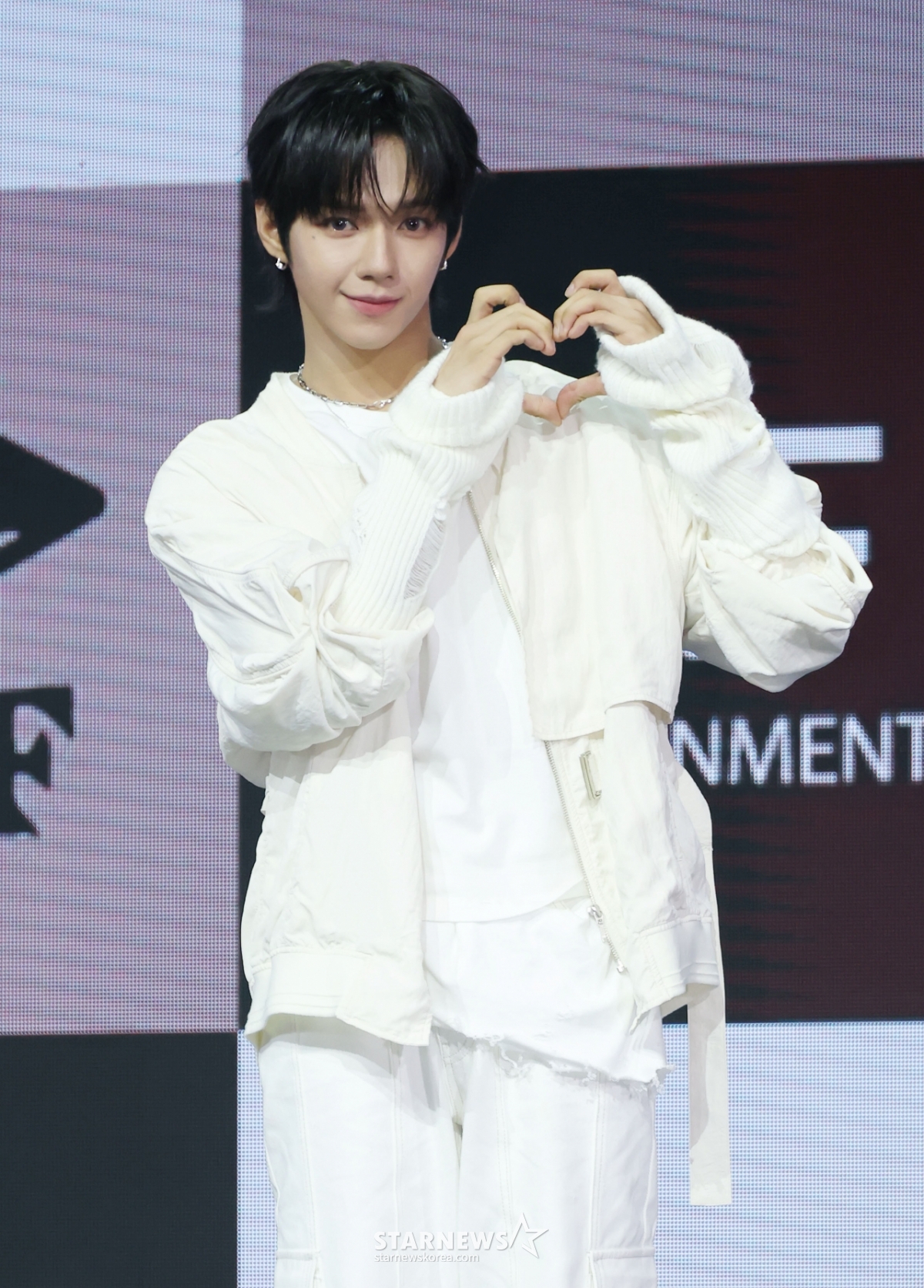 아홉 제이엘 '눈부신 손하트'[★포토]