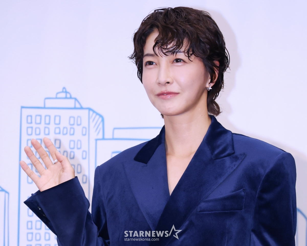 진서연 '사랑스런 손인사'[★포토]