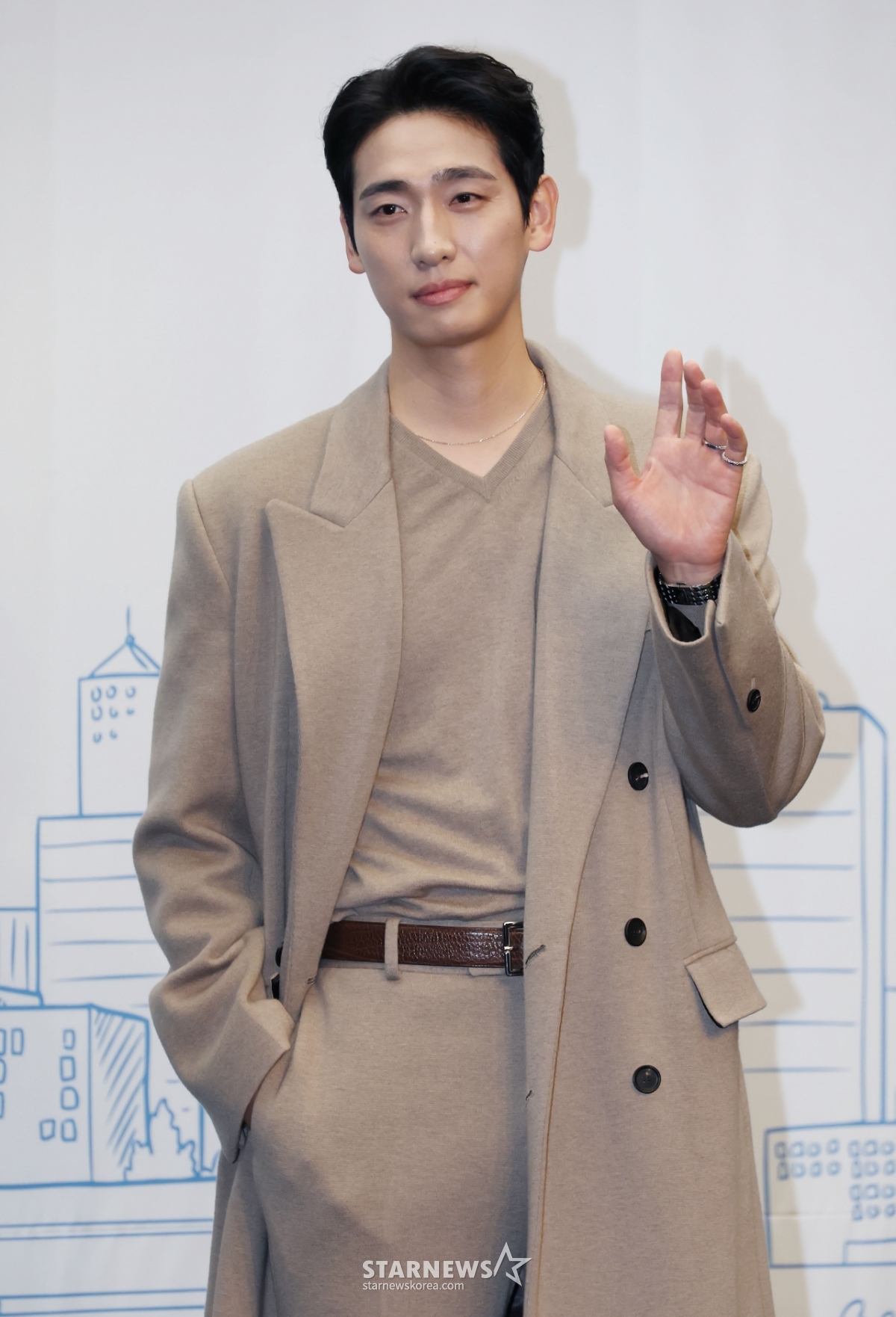 윤박 '여유로운 손인사'[★포토]