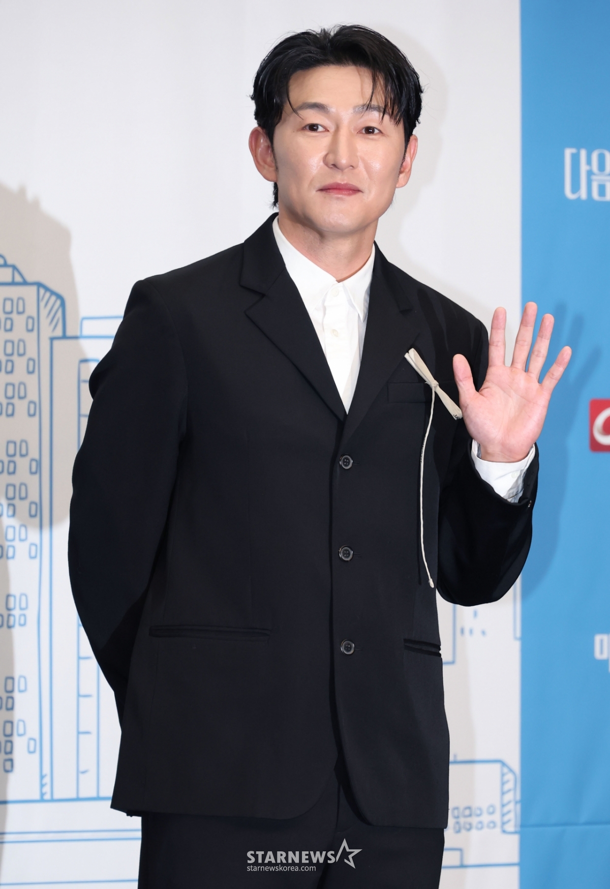 허준석 '여심 잡는 손인사'[★포토]