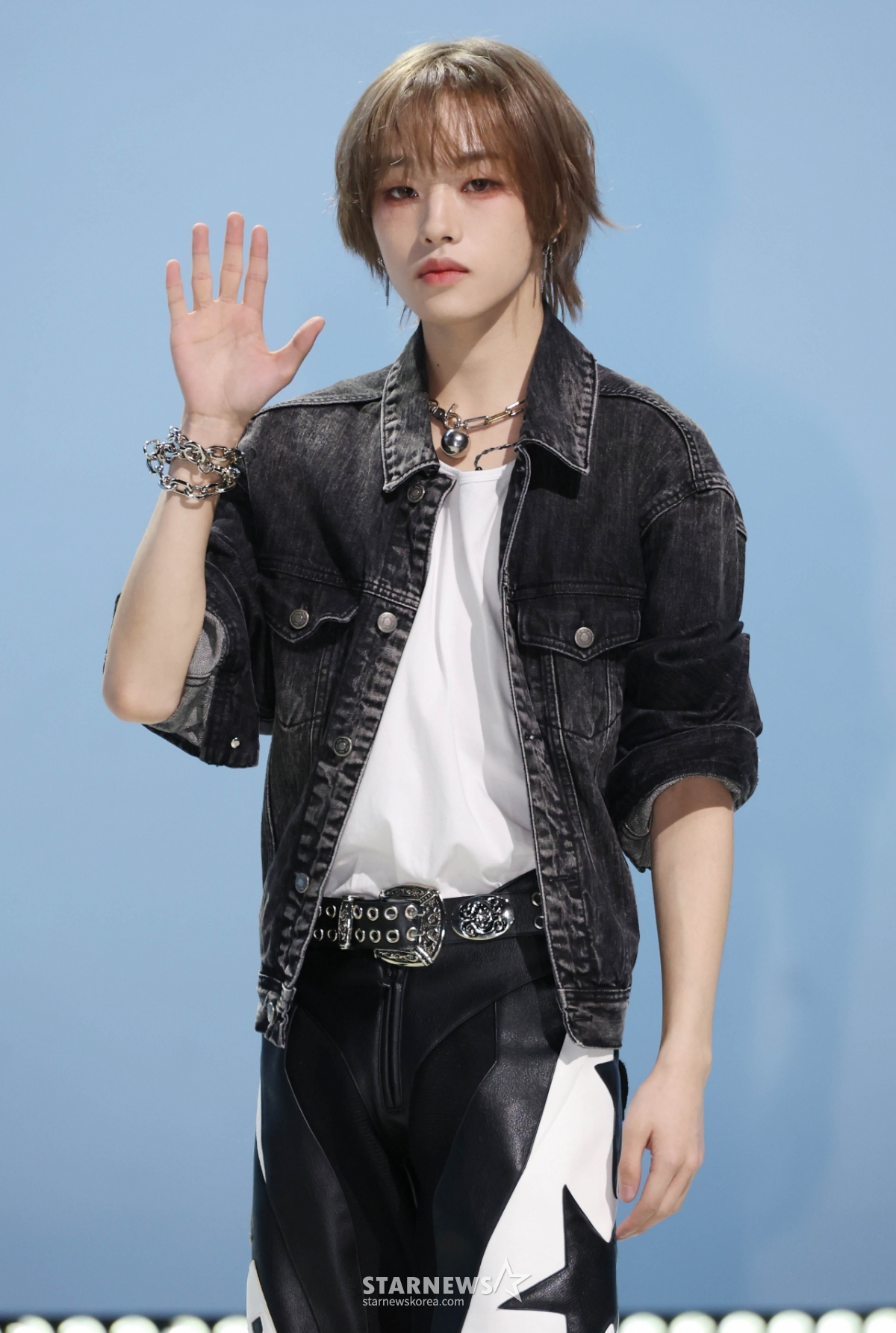 AM8IC 사호 '시크한 손인사'[★포토]