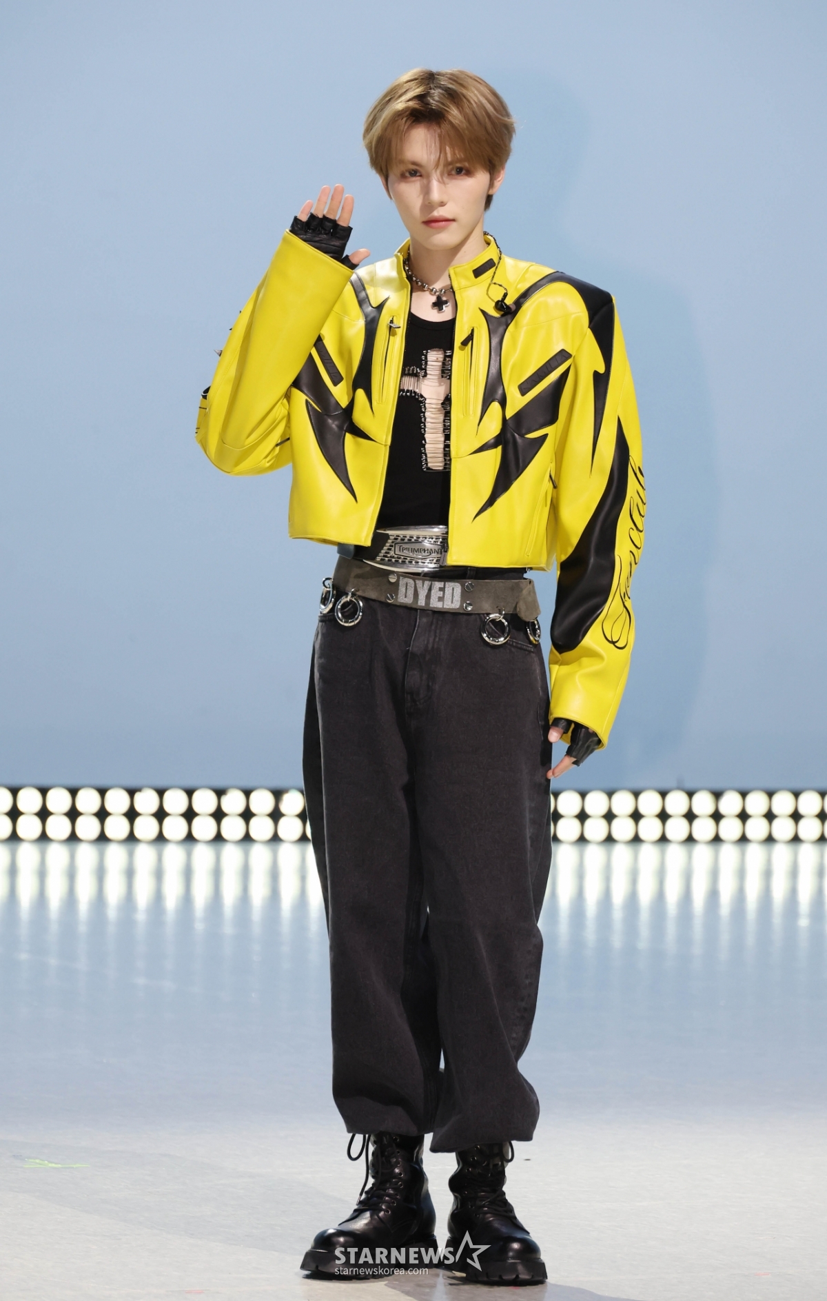 AM8IC 밍카이 '여심 잡는 손인사'[★포토]