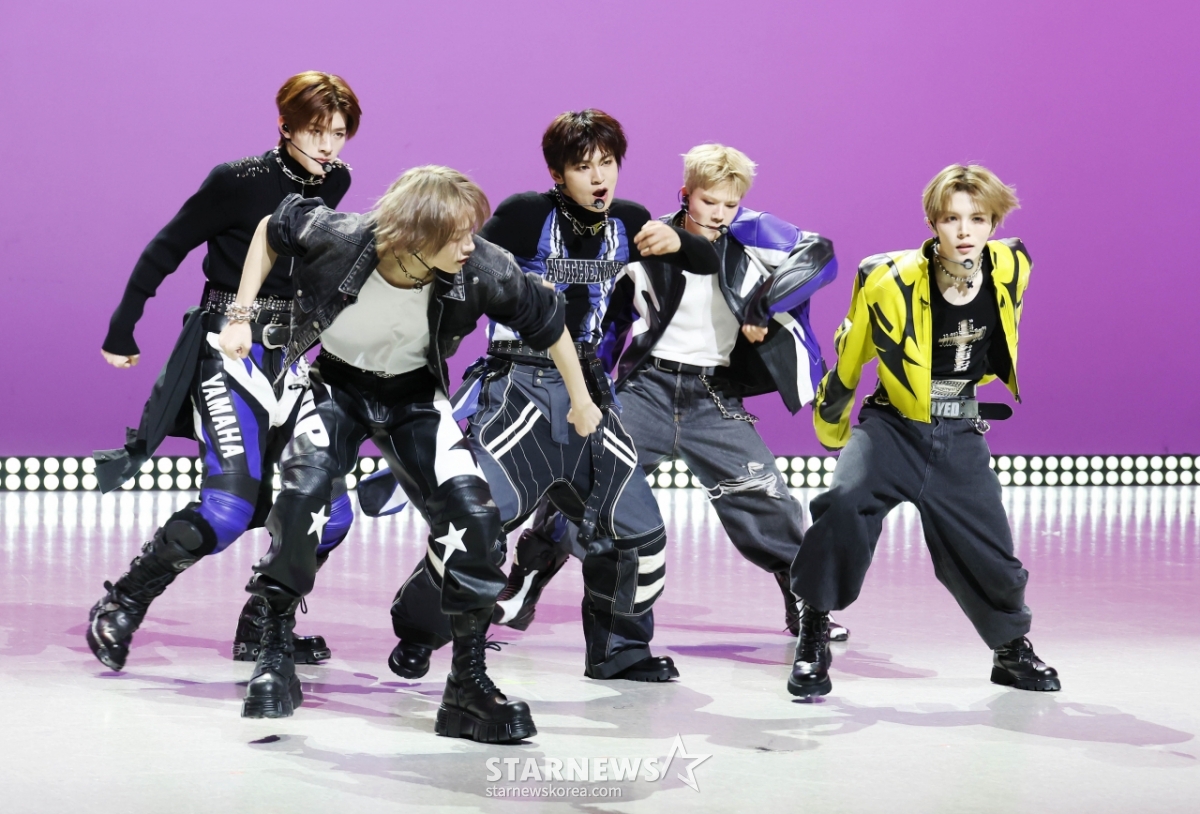 AM8IC '힘 넘치는 데뷔 무대'[★포토]