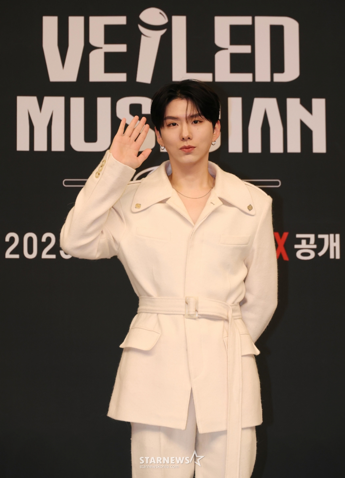 기현 '시크한 손인사'[★포토]