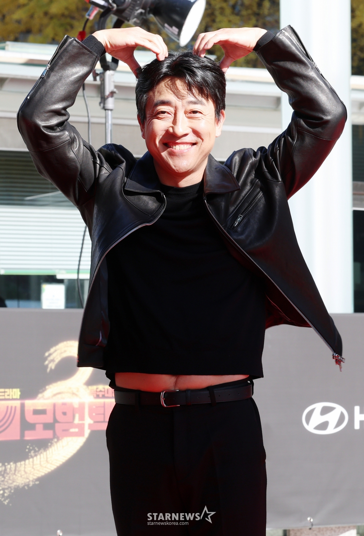 장혁진, 배 보이며 두개골 하트[★포토]