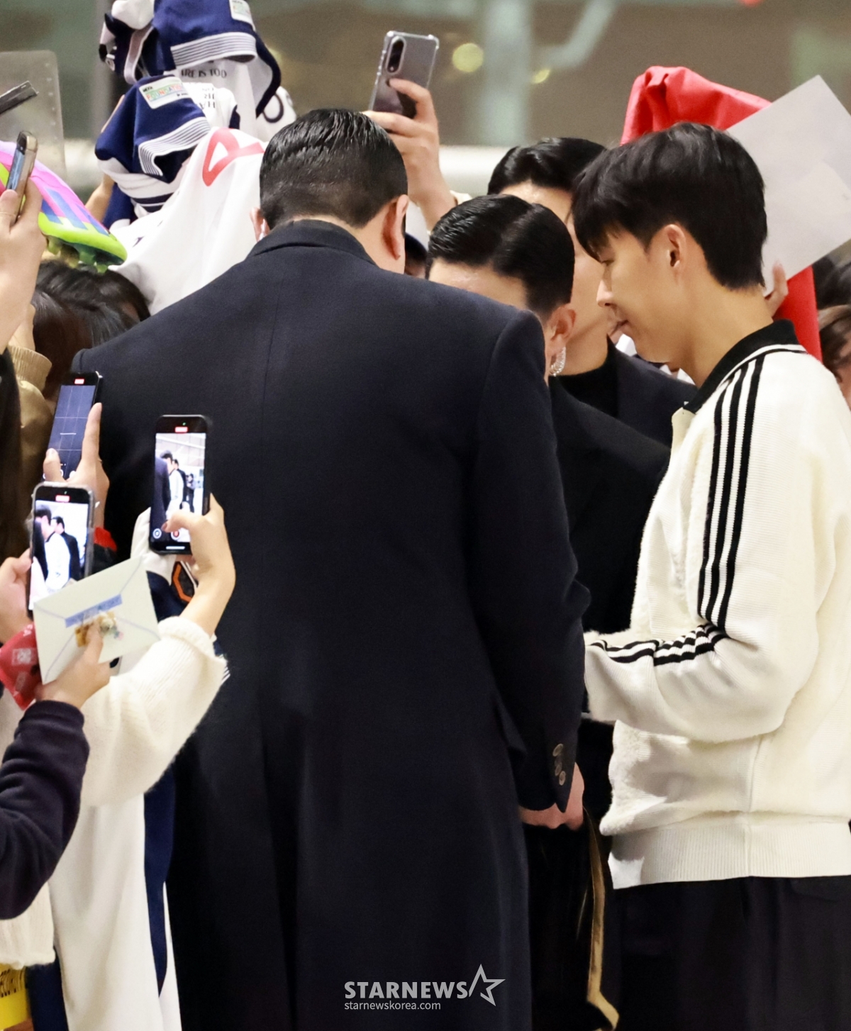 손흥민 '기다린 팬들과 함께' [★포토]