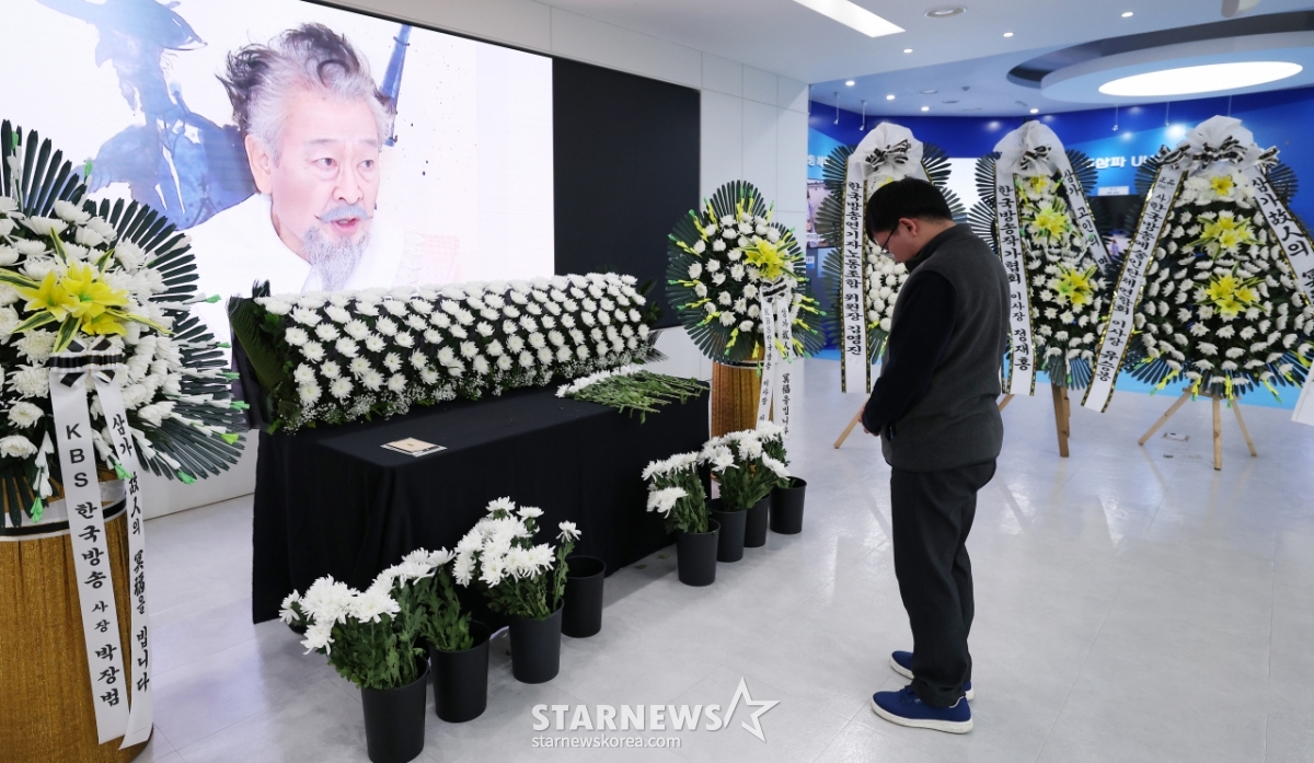 고인을 향한 묵념[★포토]