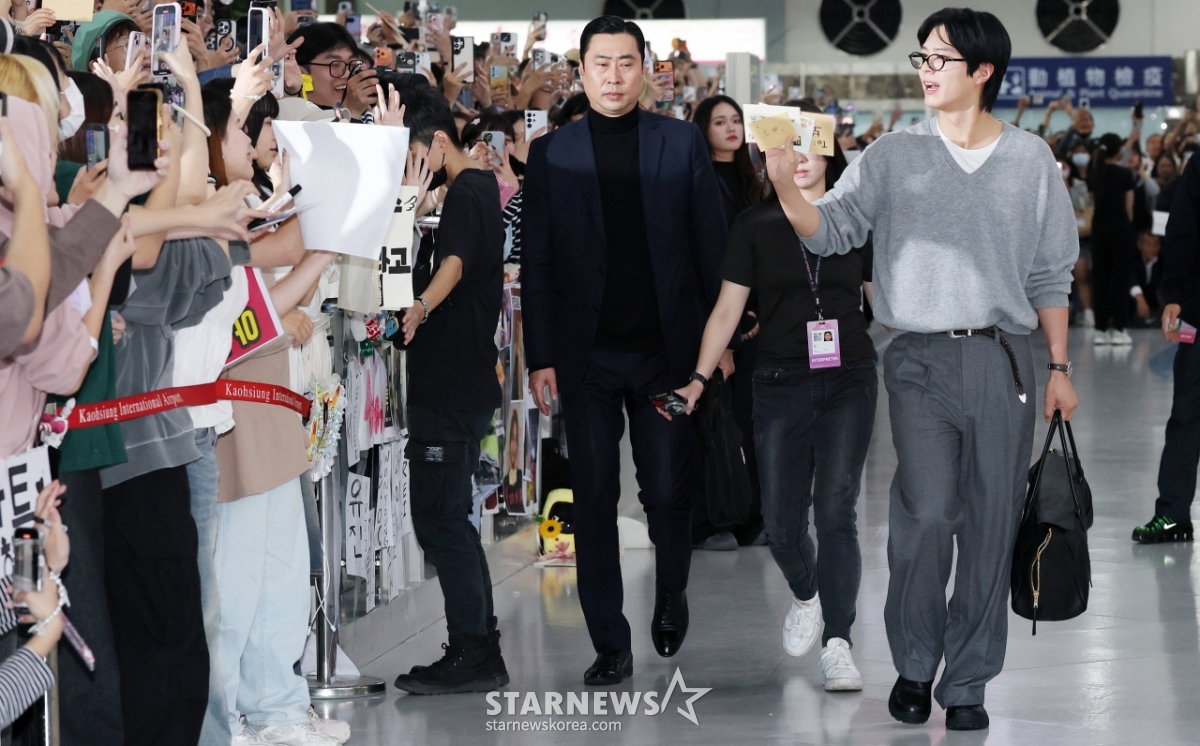 박보검, 팬들의 편지 직접 받는 따스함[★포토]