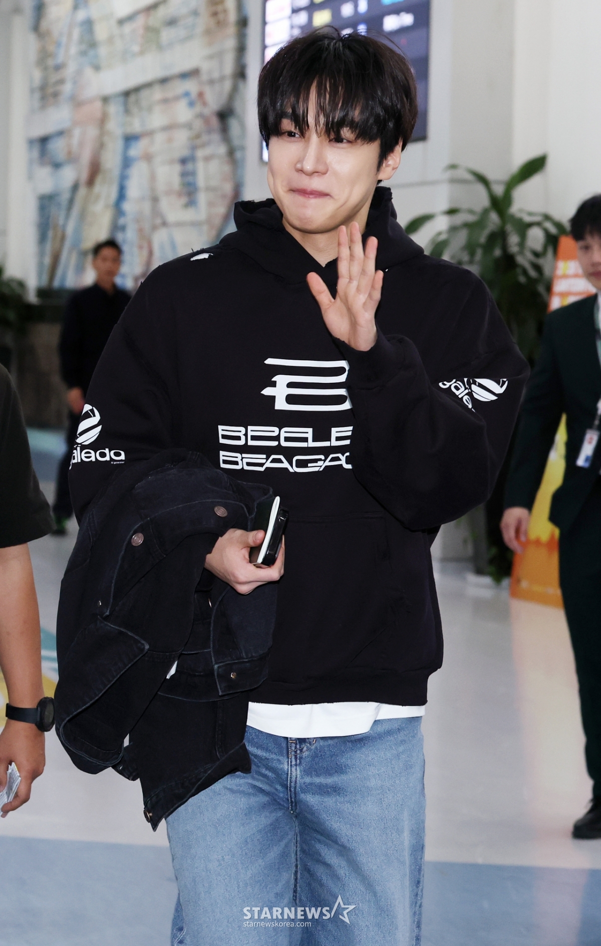 강유석, 수줍은 손인사[★포토]