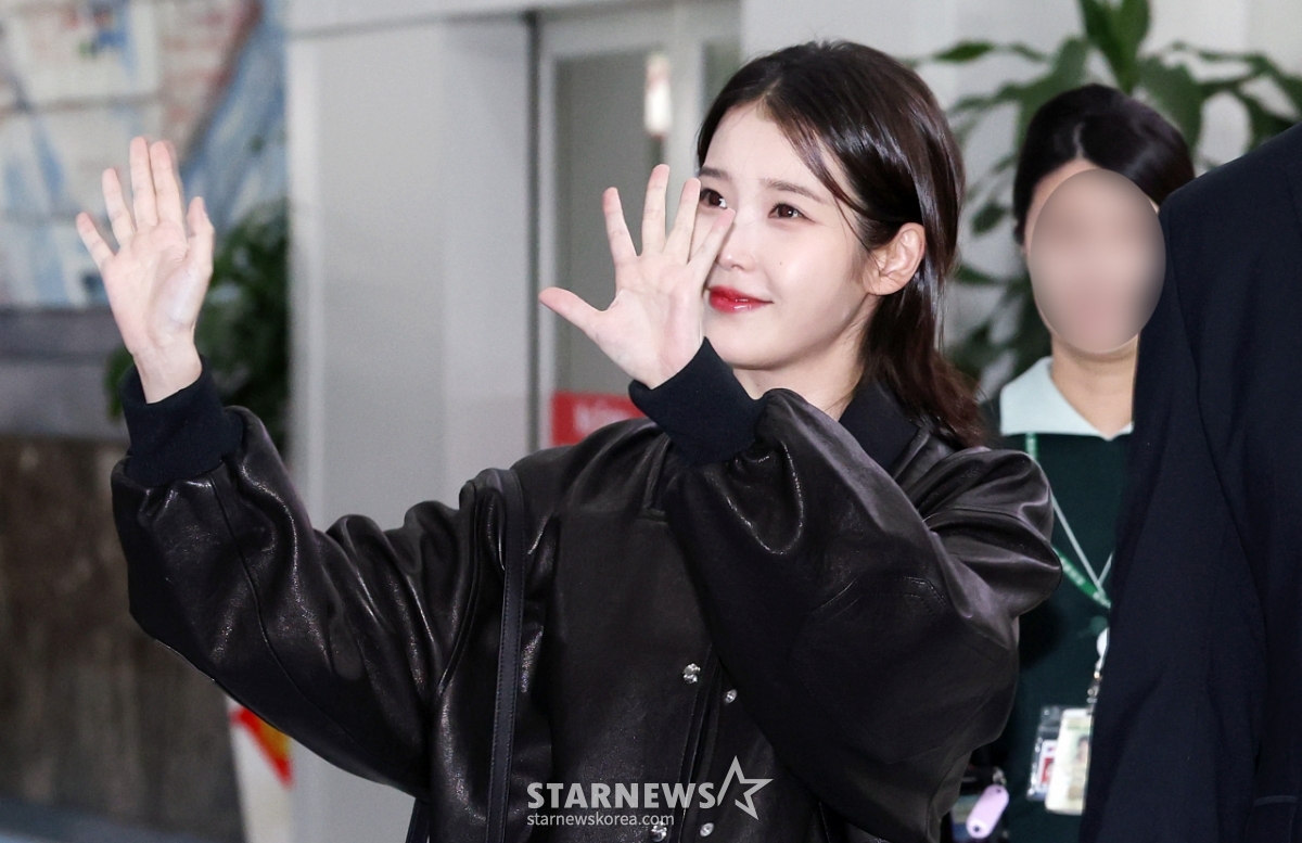 아이유, 대만 팬들에게 보내는 환한 손인사[★포토]