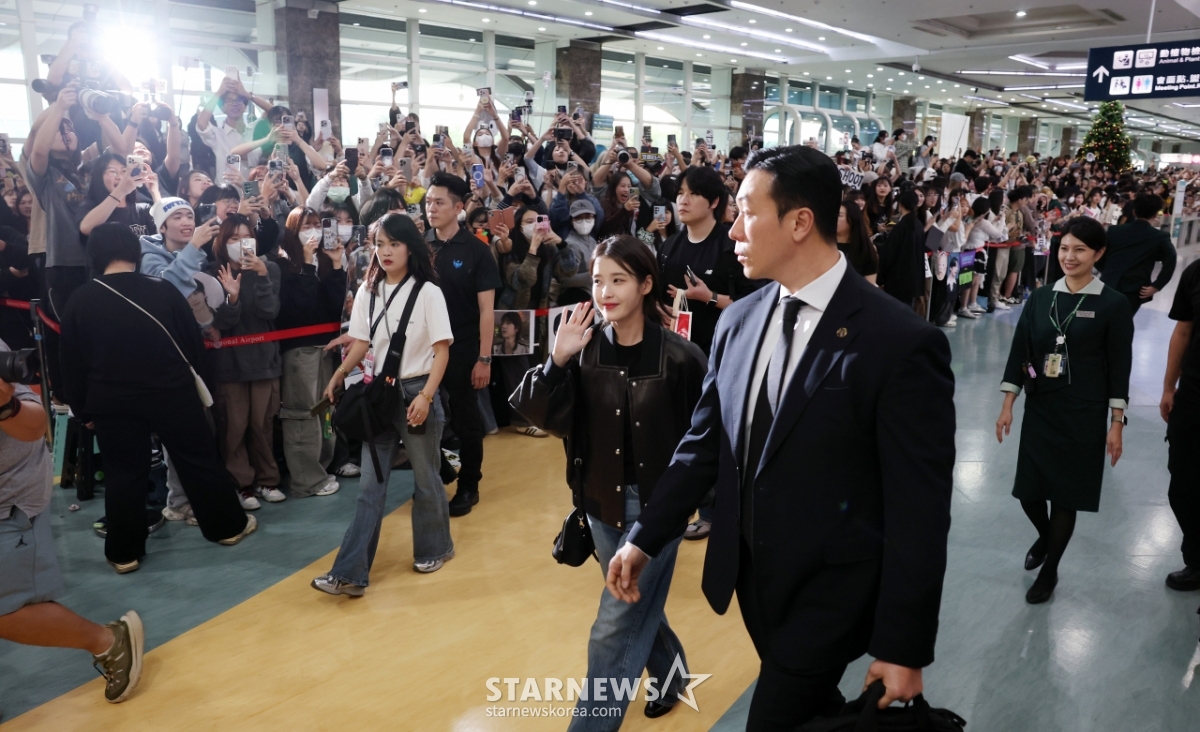 아이유, 엄청난 환호 속 대만 입국[★포토]