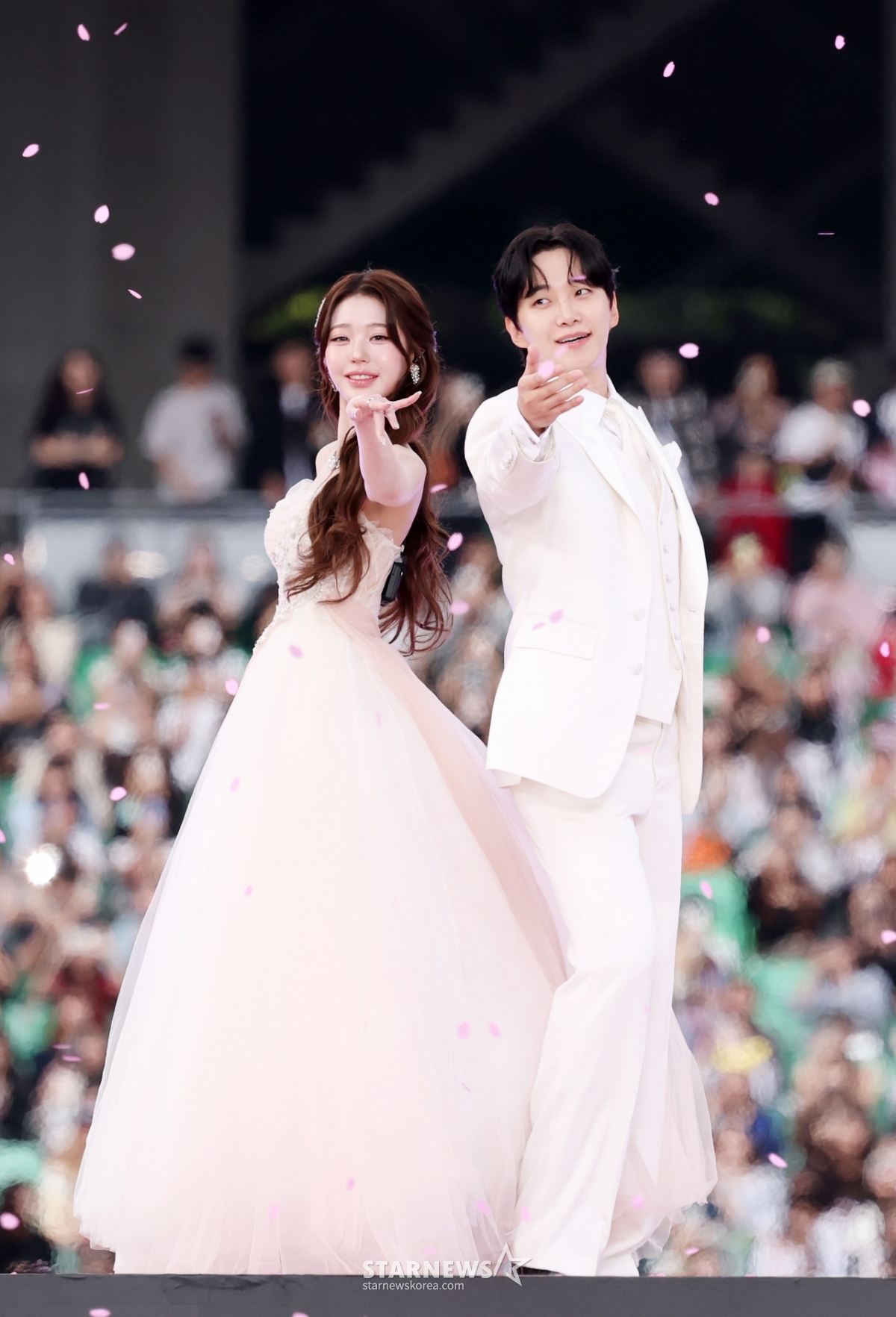 장원영-이준호, '2025 AAA' 왈츠로 시작[★포토]