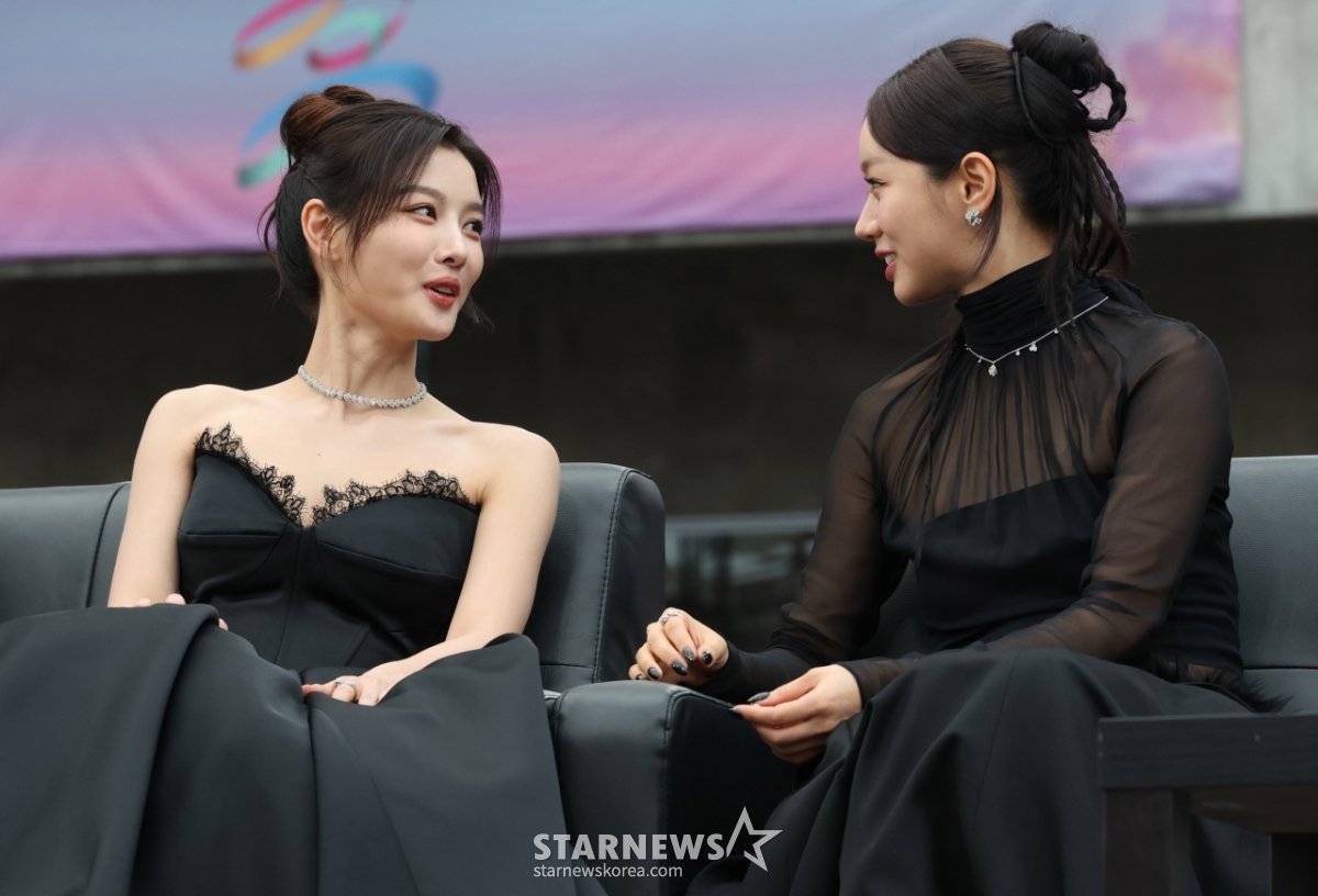 김유정, 혜리와 꽁냥꽁냥 [★포토]