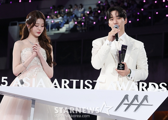 장원영, 이준호 수상에 진심 축하의 자세 [★포토]