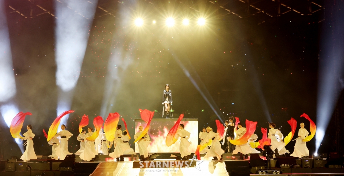 르세라핌, 'AAA 10주년'에 걸맞는 화려한 무대[★포토]