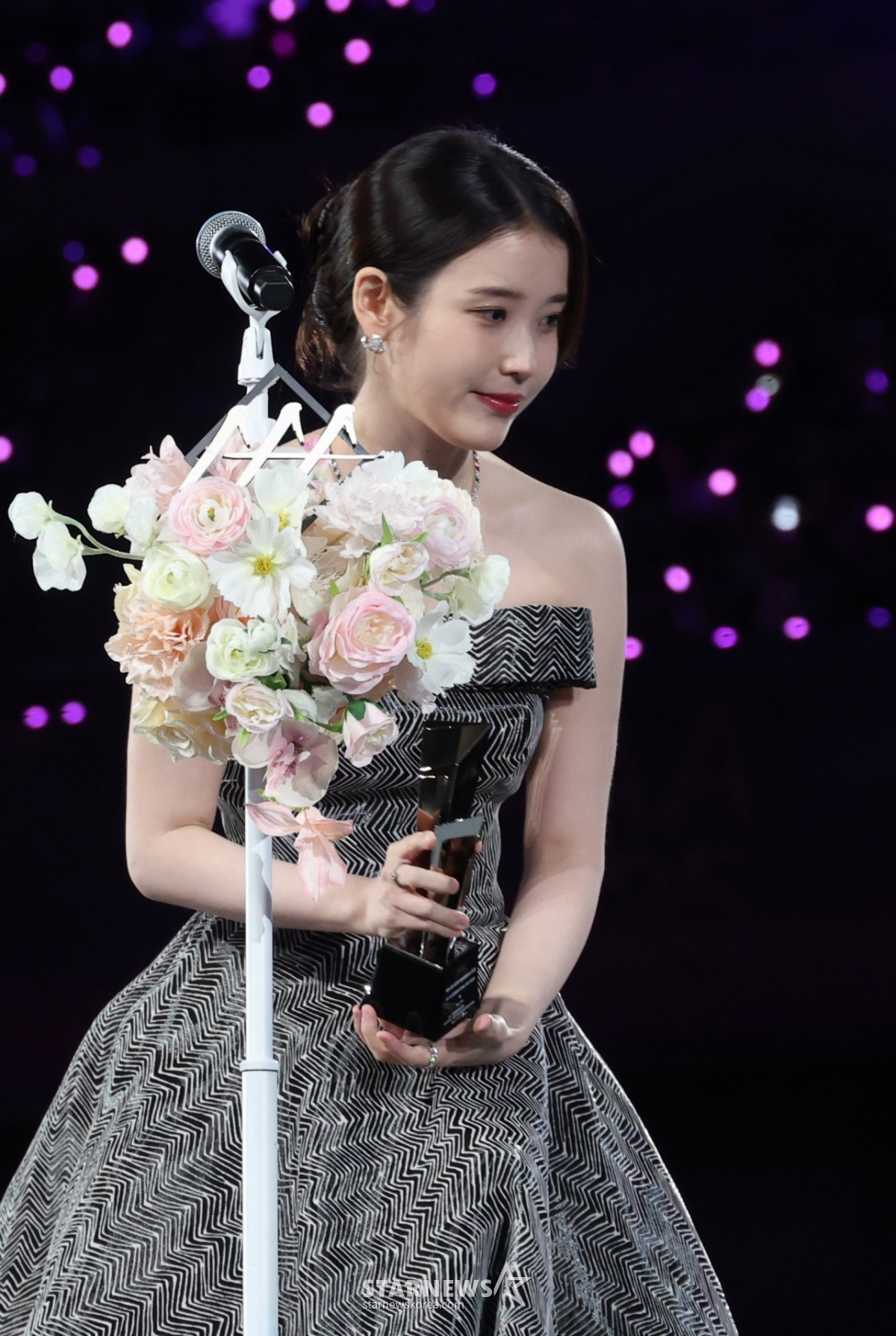 아이유, 양관식 곁으로 총총총 [★포토]