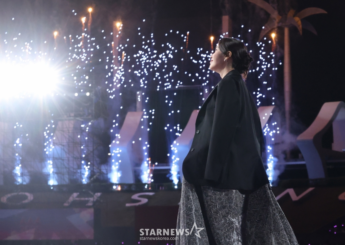 아이유 '가오슝 불꽃 파티에 취해' [★포토]