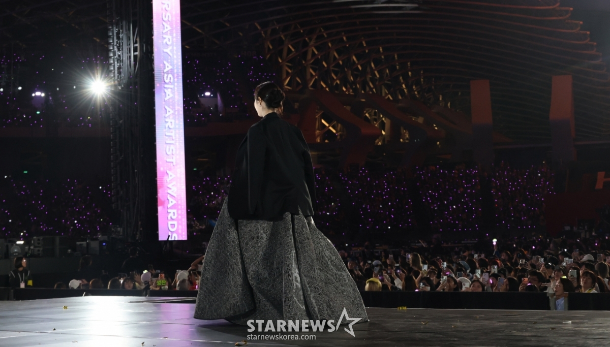 아이유 'AAA 퀸의 뒤태 카리스마' [★포토]