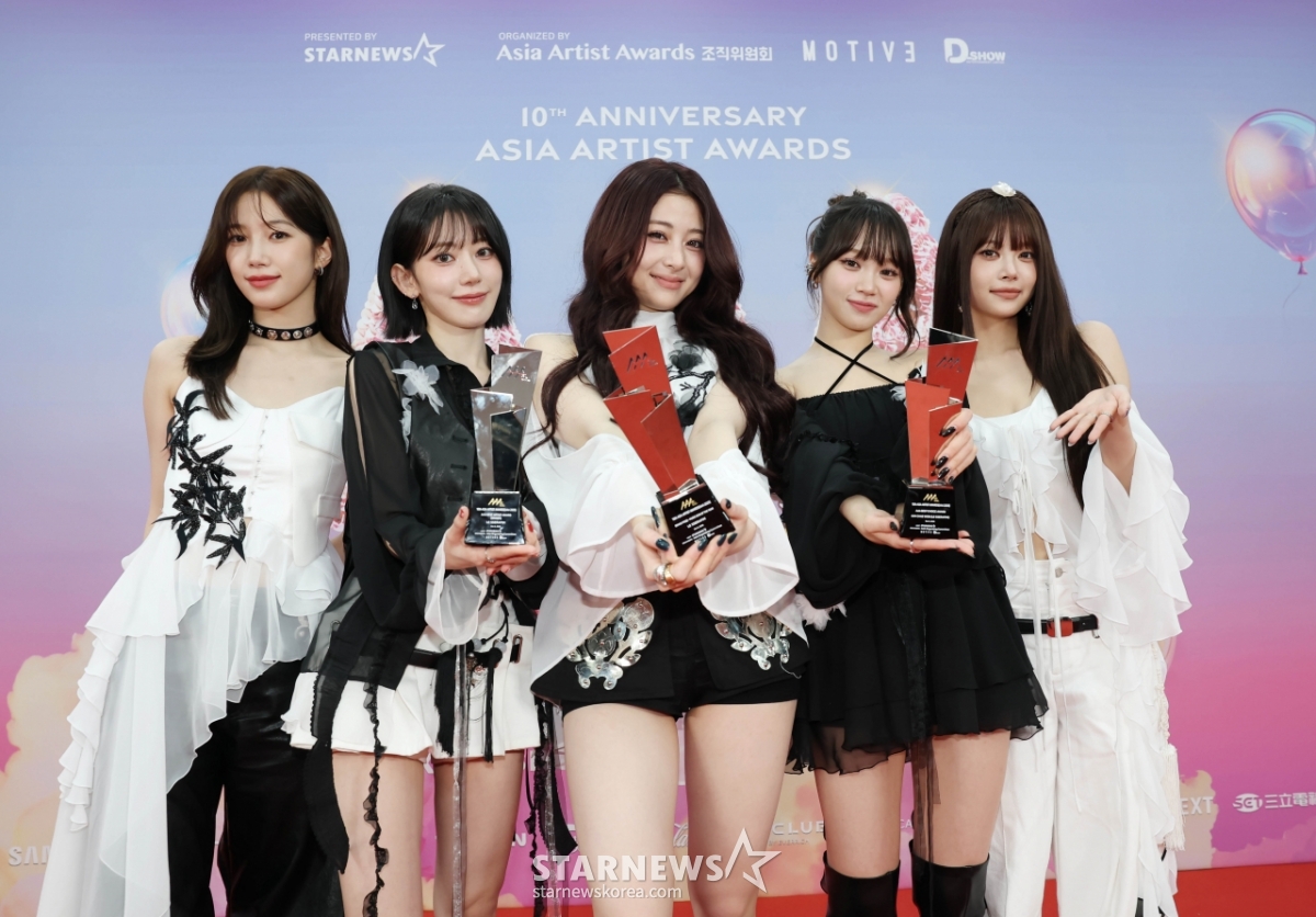 르세라핌 '10주년 AAA, 트로피가 3개!'[★포토]