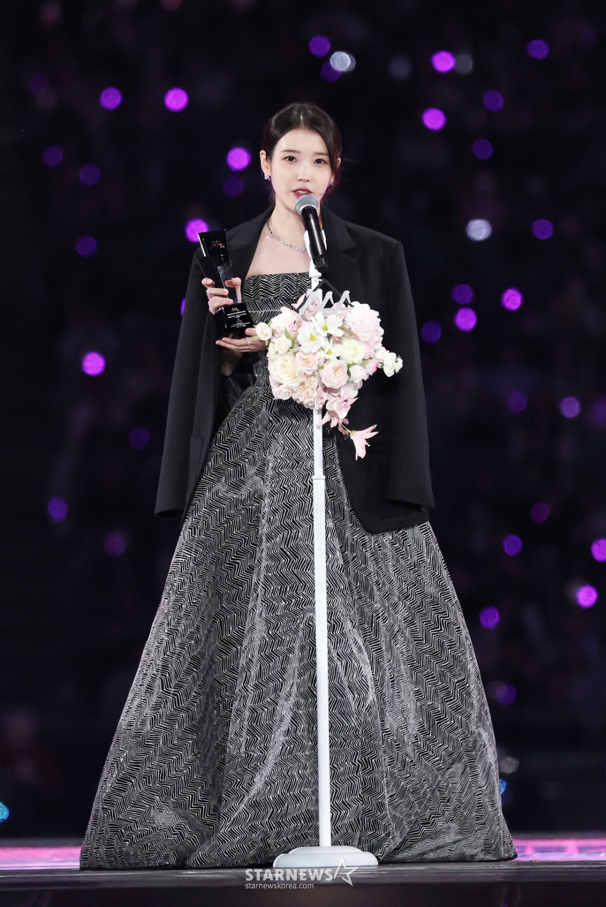 아이유, '10주년 AAA 2025' 올해의 배우[★포토]