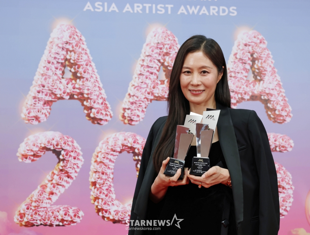 문소리 'AAA 2025, 올해의 여우주연상 수상'[★포토]