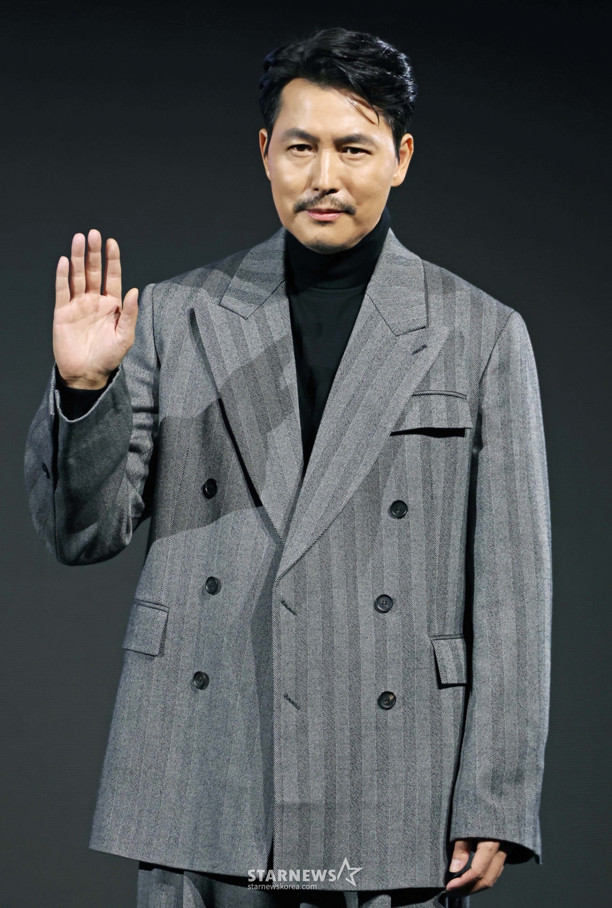 정우성 '완벽한 손인사'[★포토]