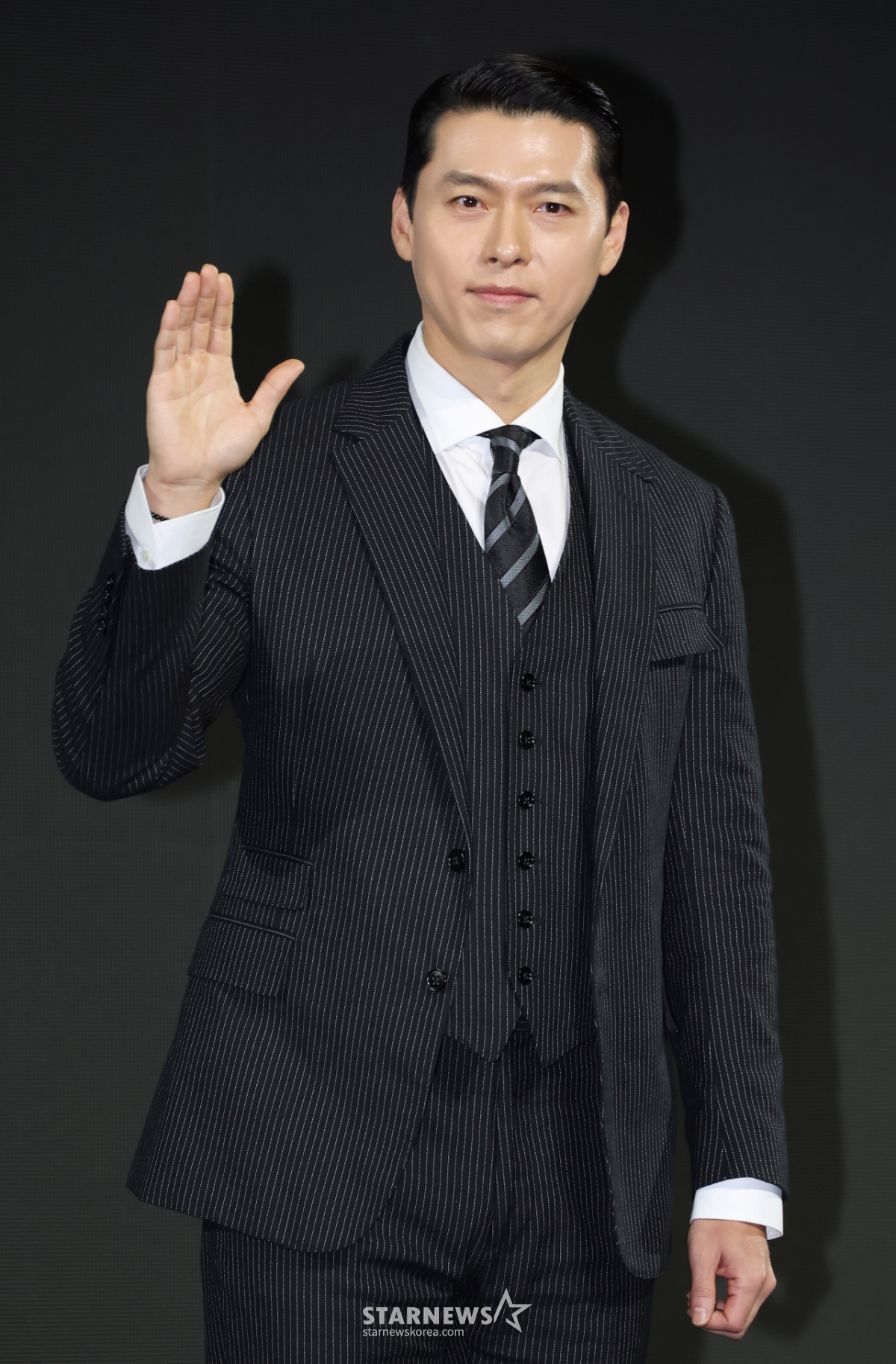 현빈 '남다른 손인사'[★포토]