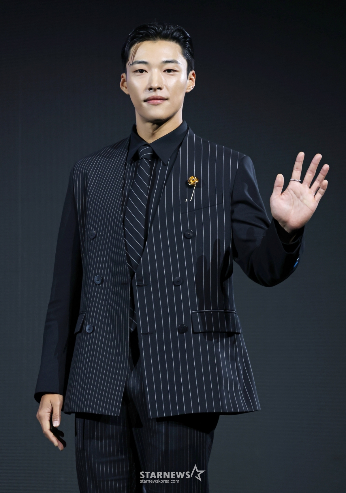 우도환 '여심 잡는 손인사'[★포토]