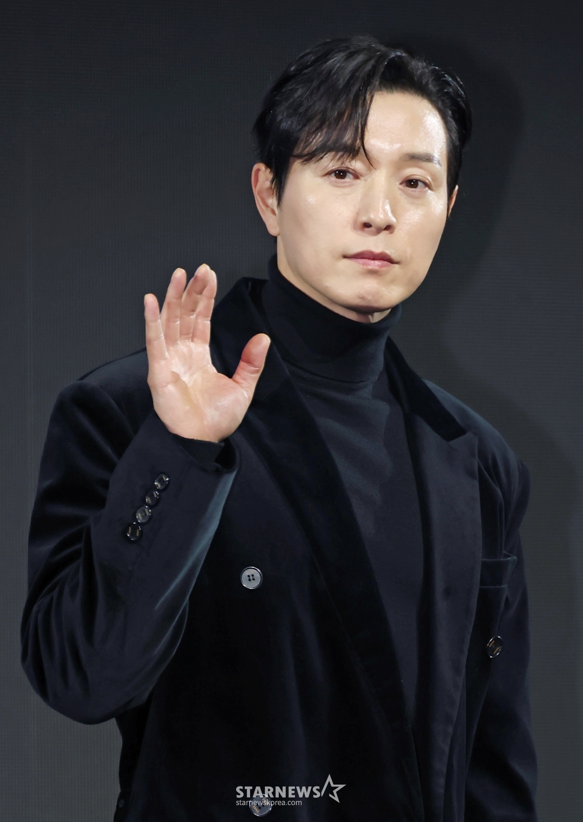 정성일 '시크한 손인사'[★포토]