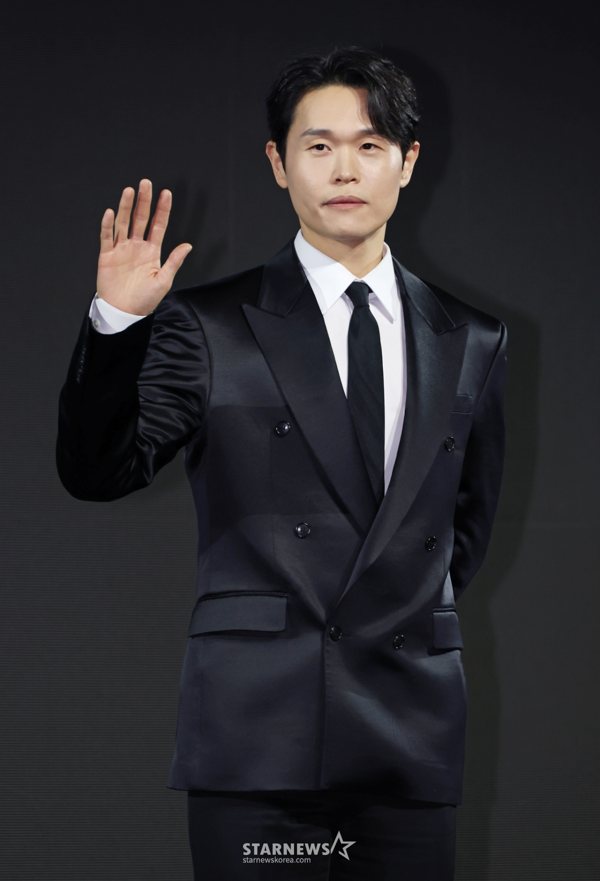 강길우 '시크한 손인사'[★포토]