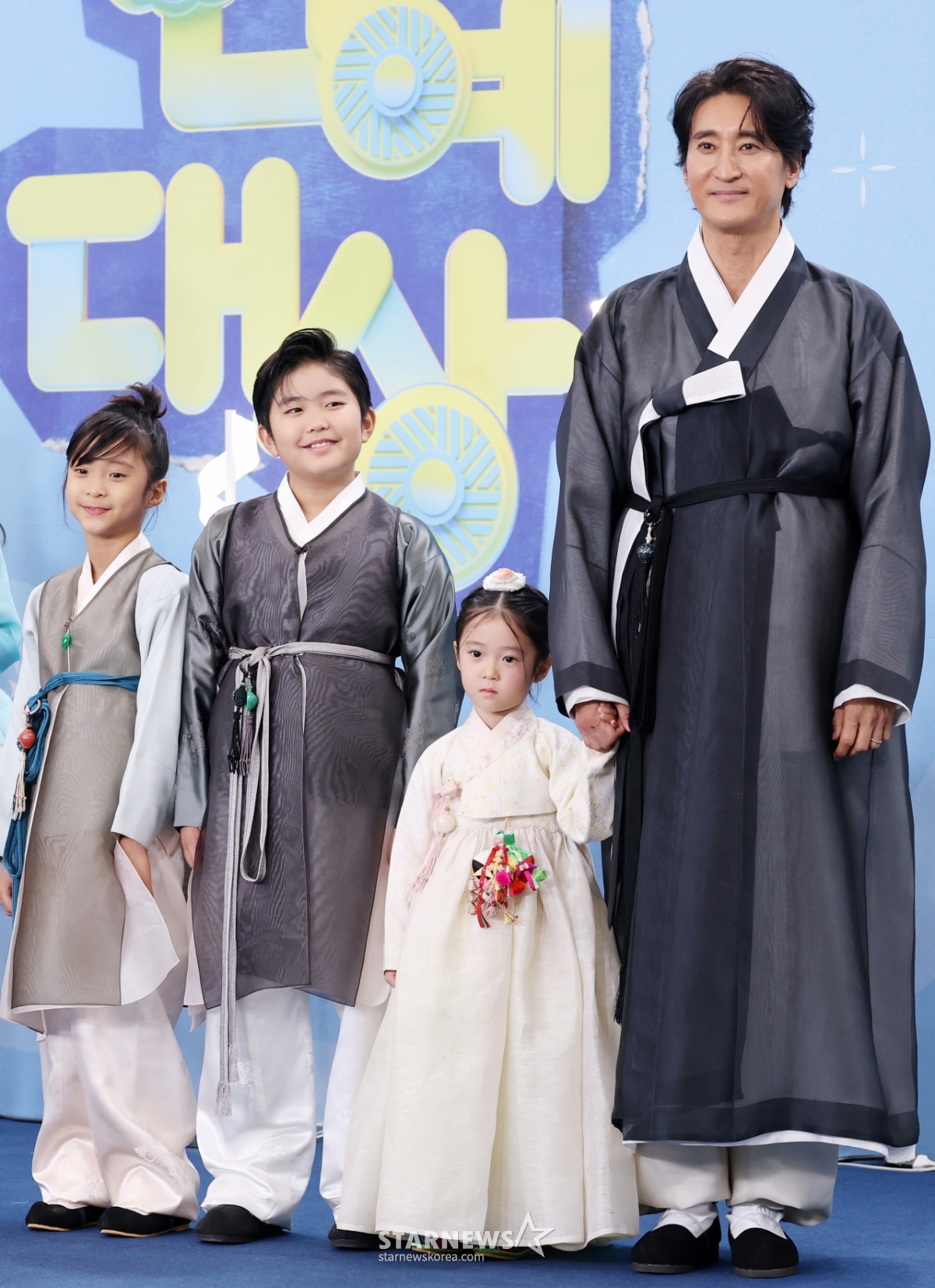 똑 닮은 분위기의 신현준 가족[★포토]