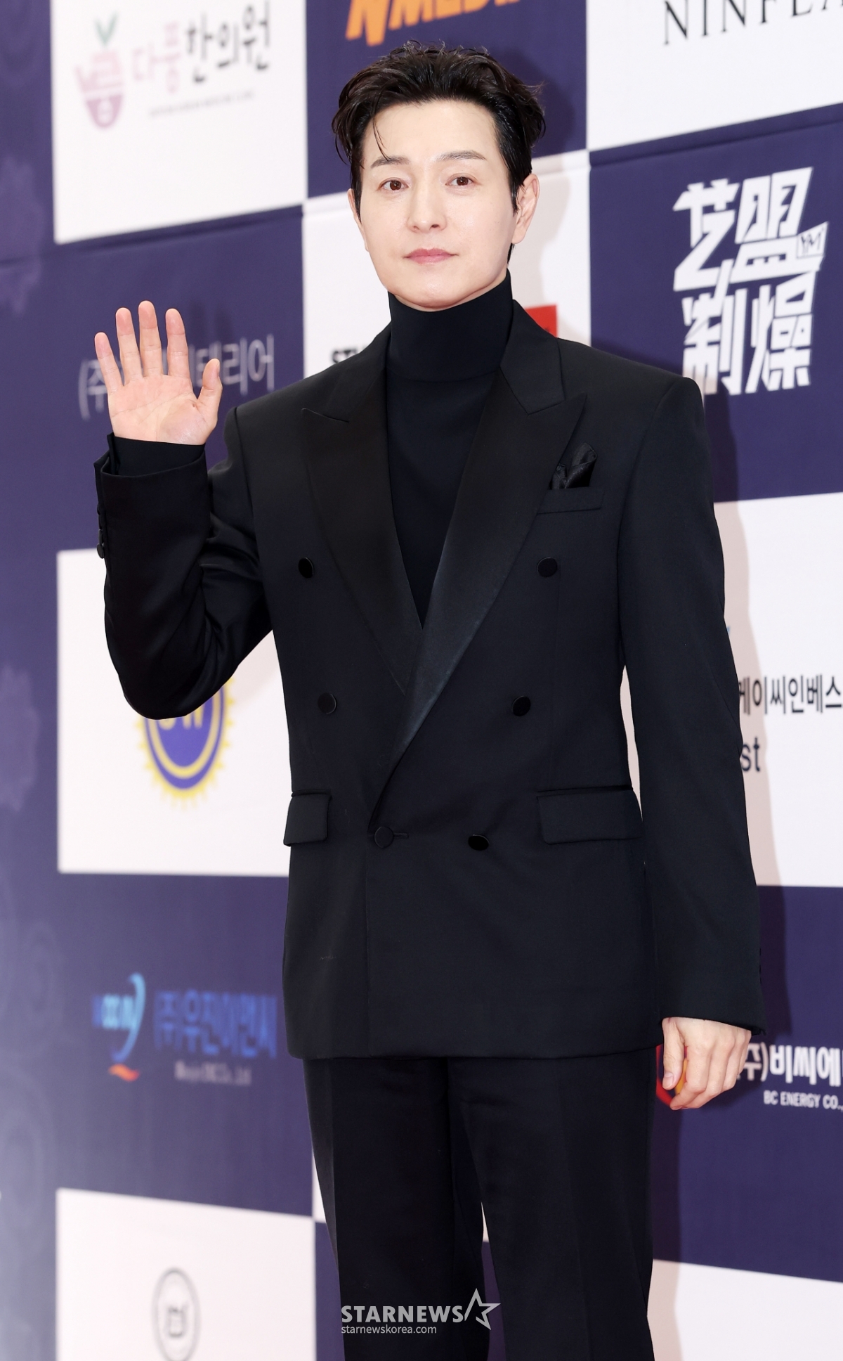 정성일, 근사한 손인사[★포토]