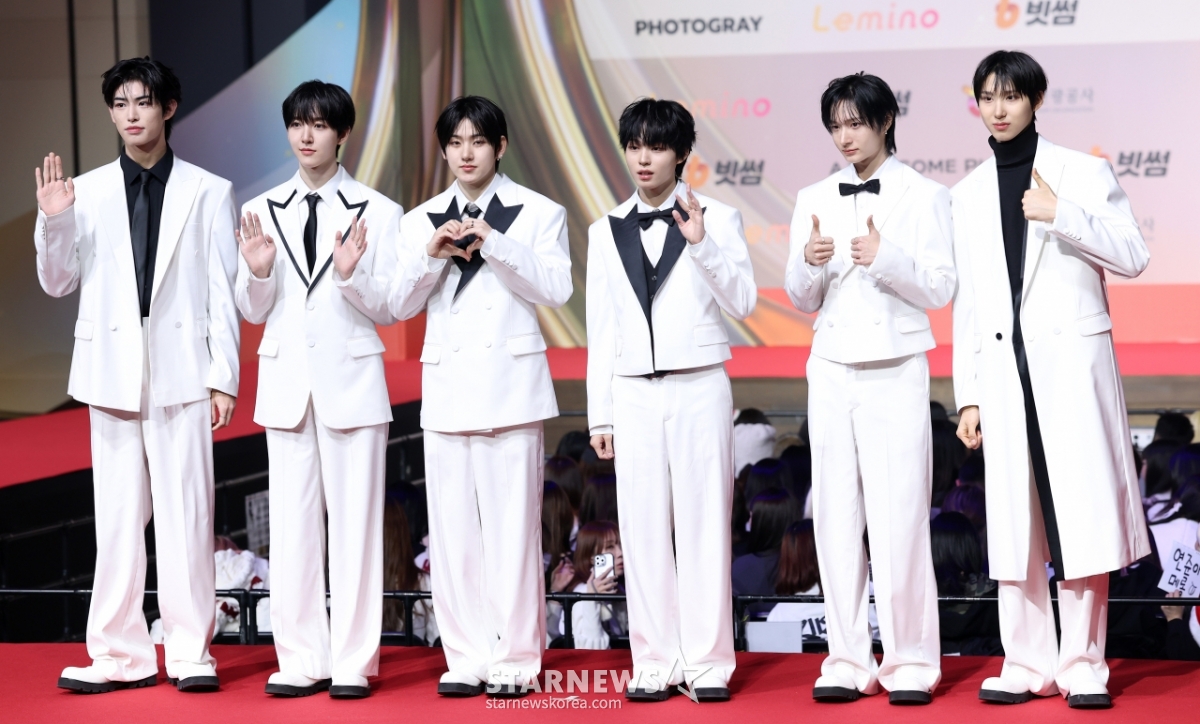 킥플립, 새하얀 수트로 등장[★포토]