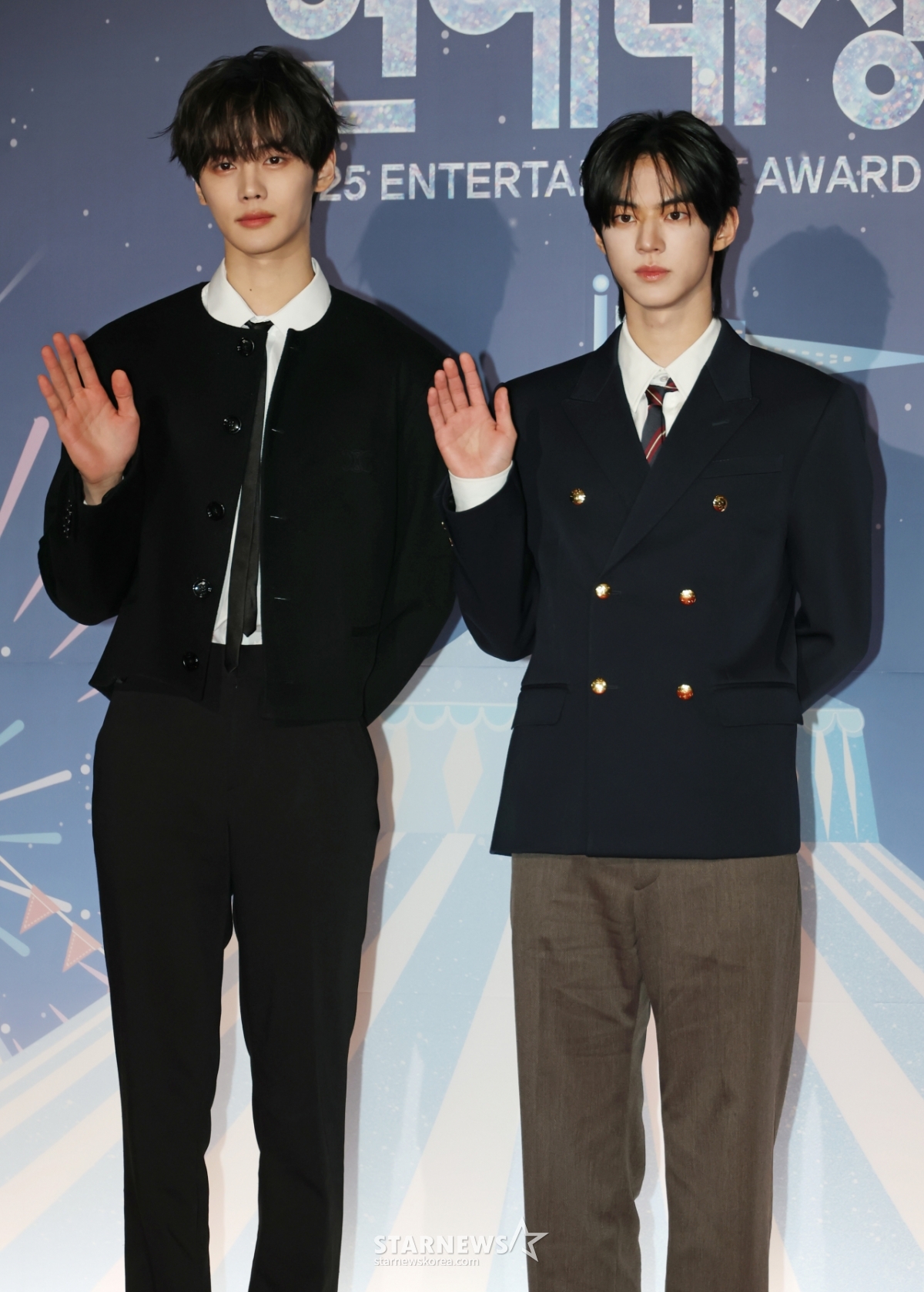 규빈-도훈 '완벽한 손인사'[★포토]