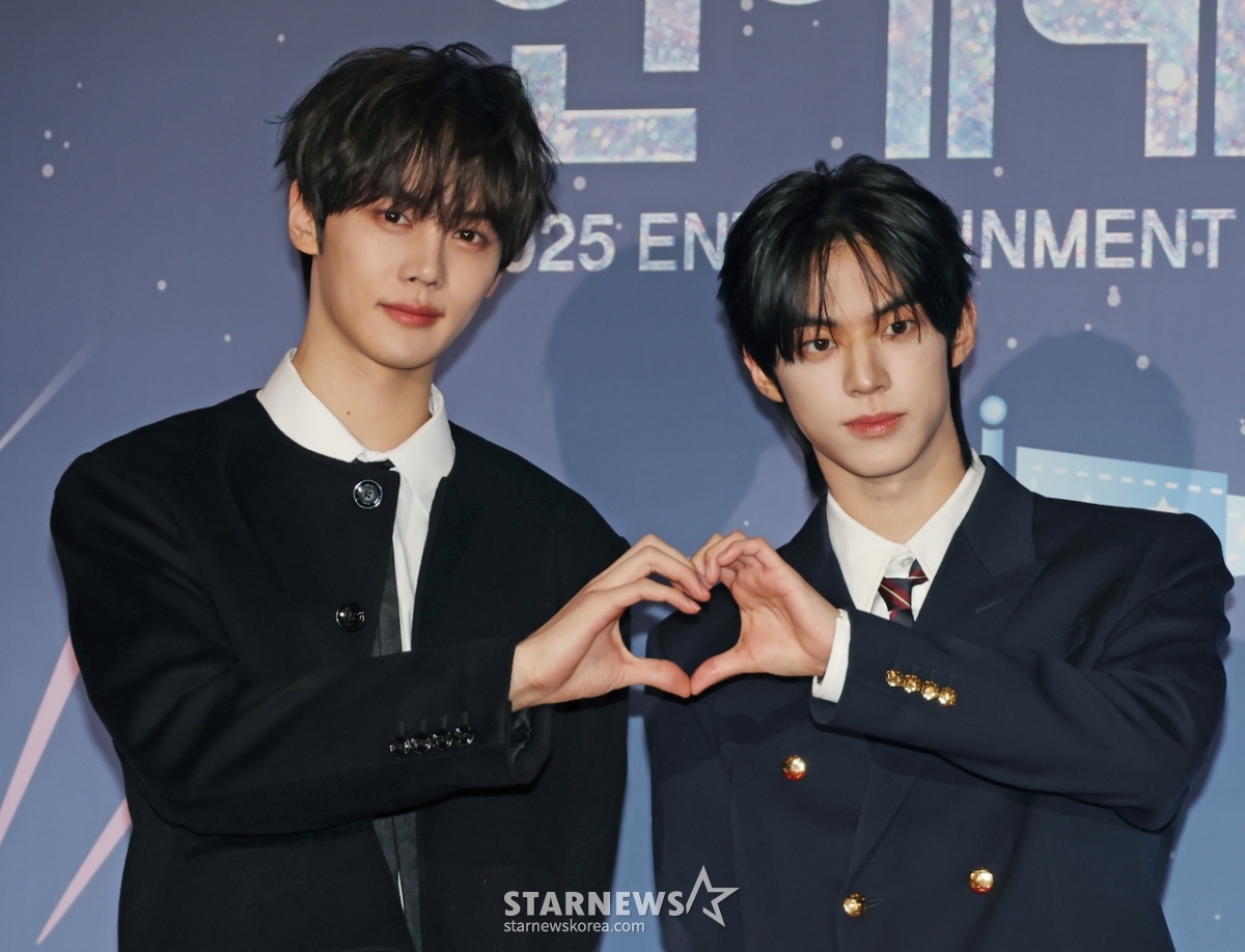 규빈-도훈  '여심 잡는 손하트'[★포토]