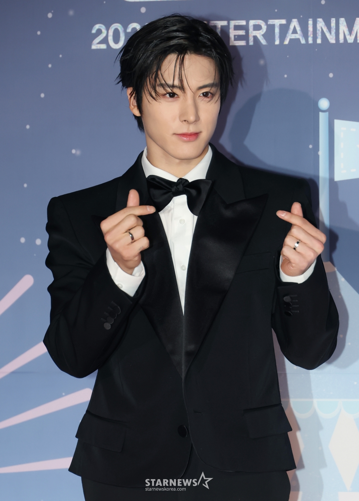 에릭 '눈길 잡는 손하트'[★포토]