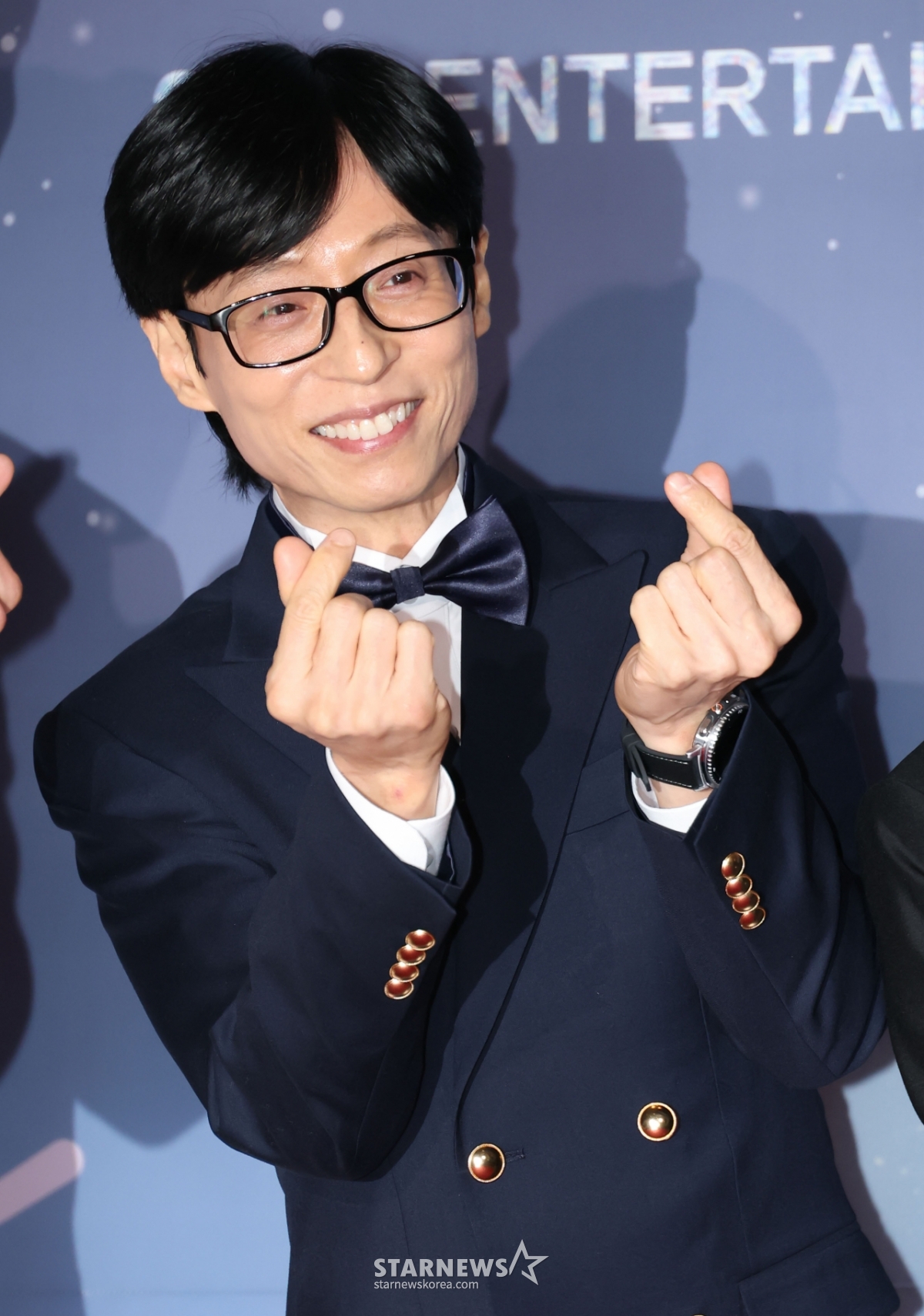 유재석 '대상을 향한 손하트'[★포토]