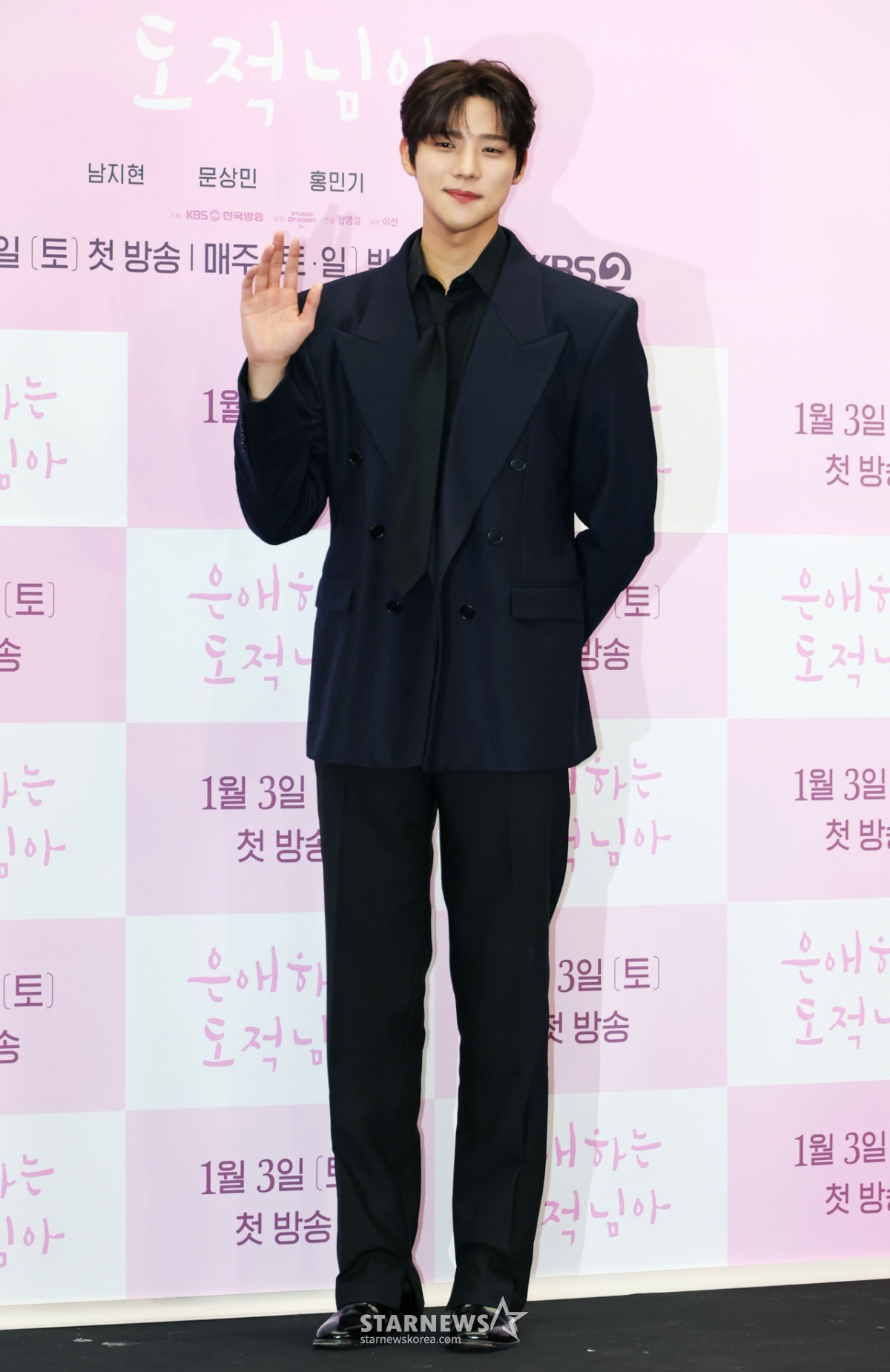 문상민 '완벽한 손인사'[★포토]