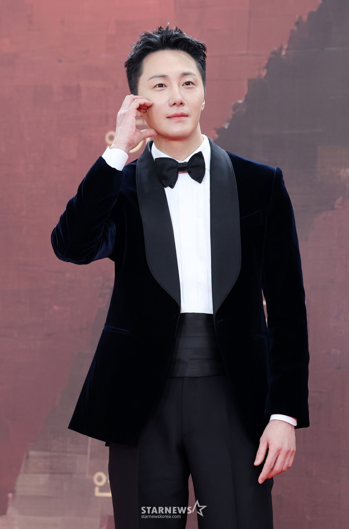 정일우, 젠틀한 턱시도에 귀여운 볼하트[★포토]